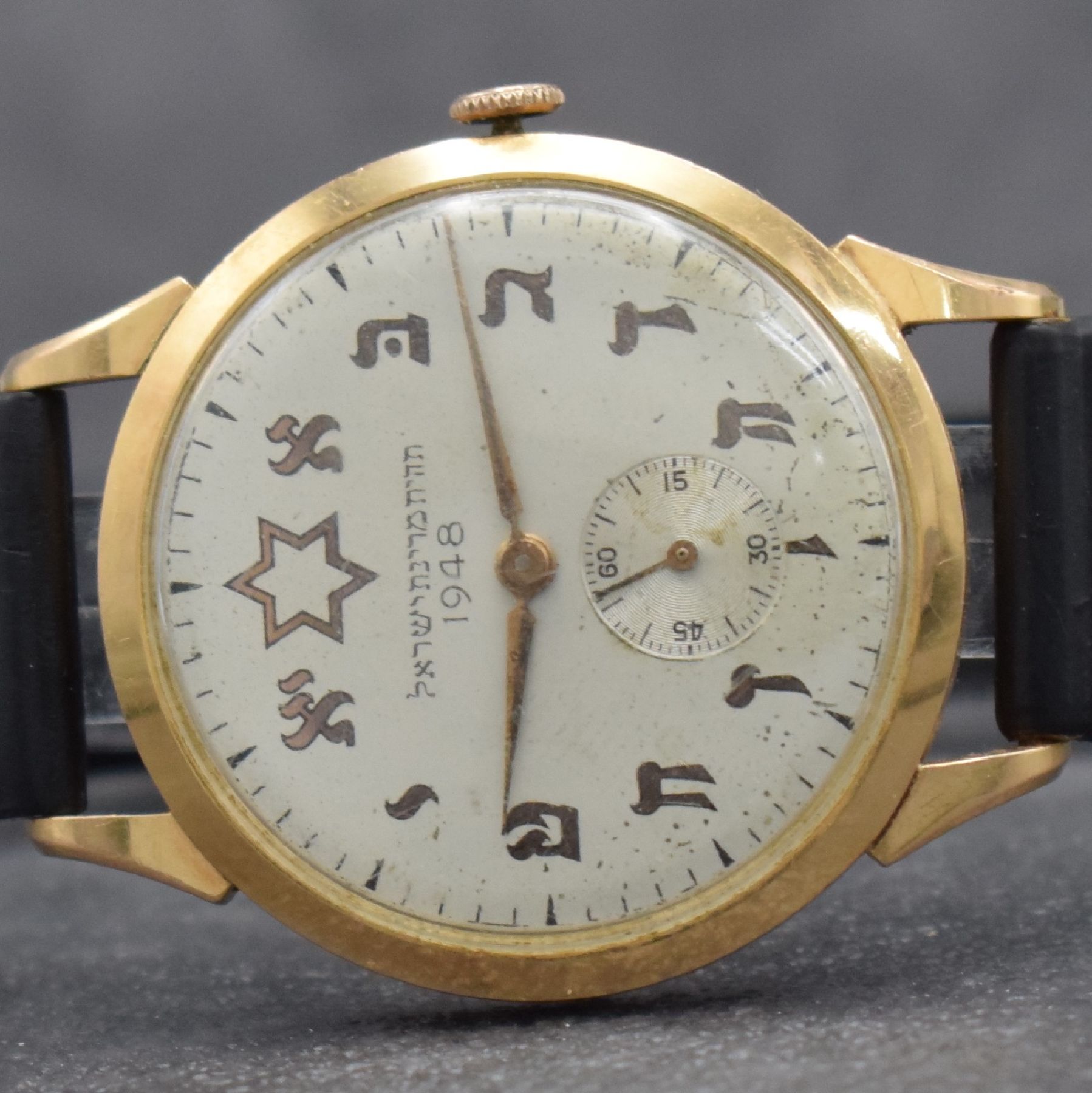 Detail a: 2 Herrenarmbanduhren für den israelischen Markt mit hebräischen Zahlen, Schweiz um 1948 - 1960, Handaufzug, 1) TITUS in RoseG 750/000, Boden ...