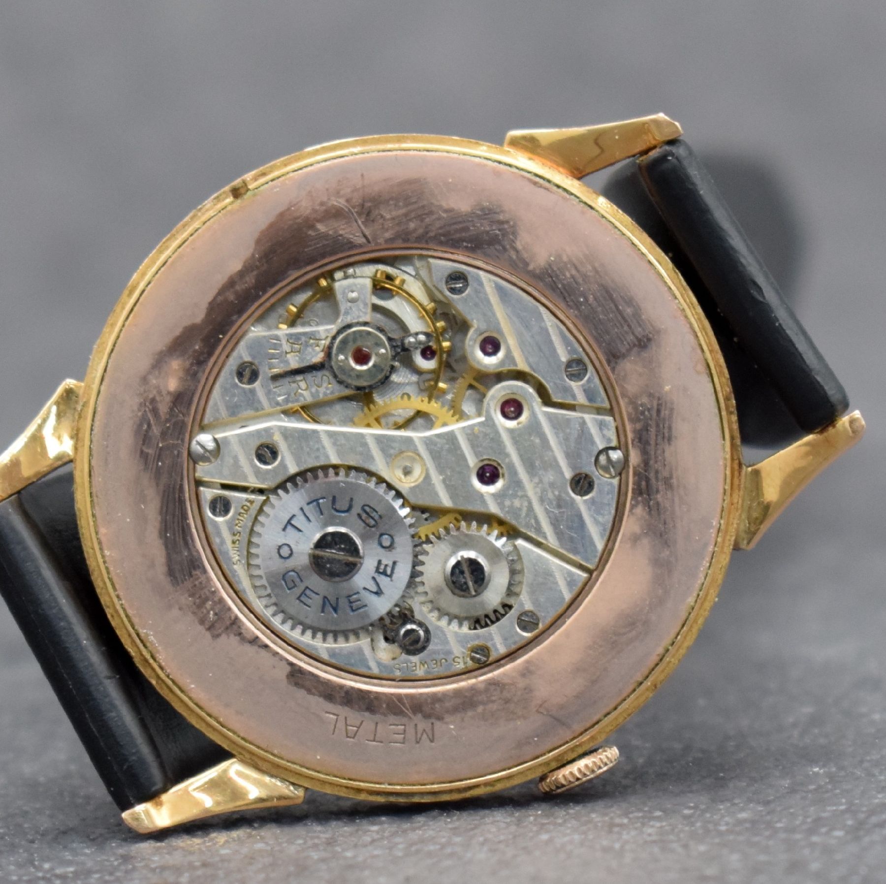 Detail c: 2 Herrenarmbanduhren für den israelischen Markt mit hebräischen Zahlen, Schweiz um 1948 - 1960, Handaufzug, 1) TITUS in RoseG 750/000, Boden ...