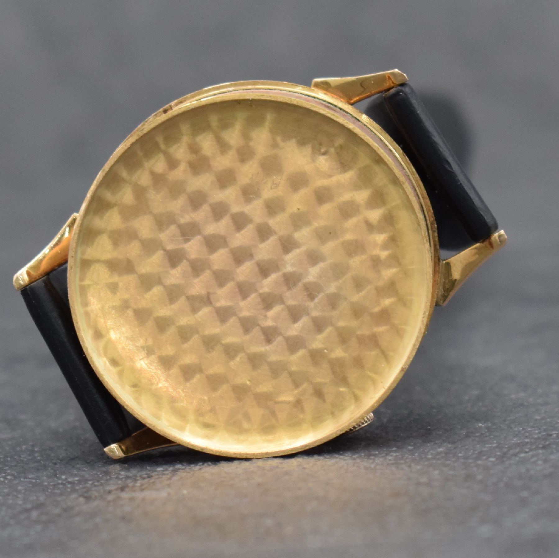 Detail d: 2 Herrenarmbanduhren für den israelischen Markt mit hebräischen Zahlen, Schweiz um 1948 - 1960, Handaufzug, 1) TITUS in RoseG 750/000, Boden ...