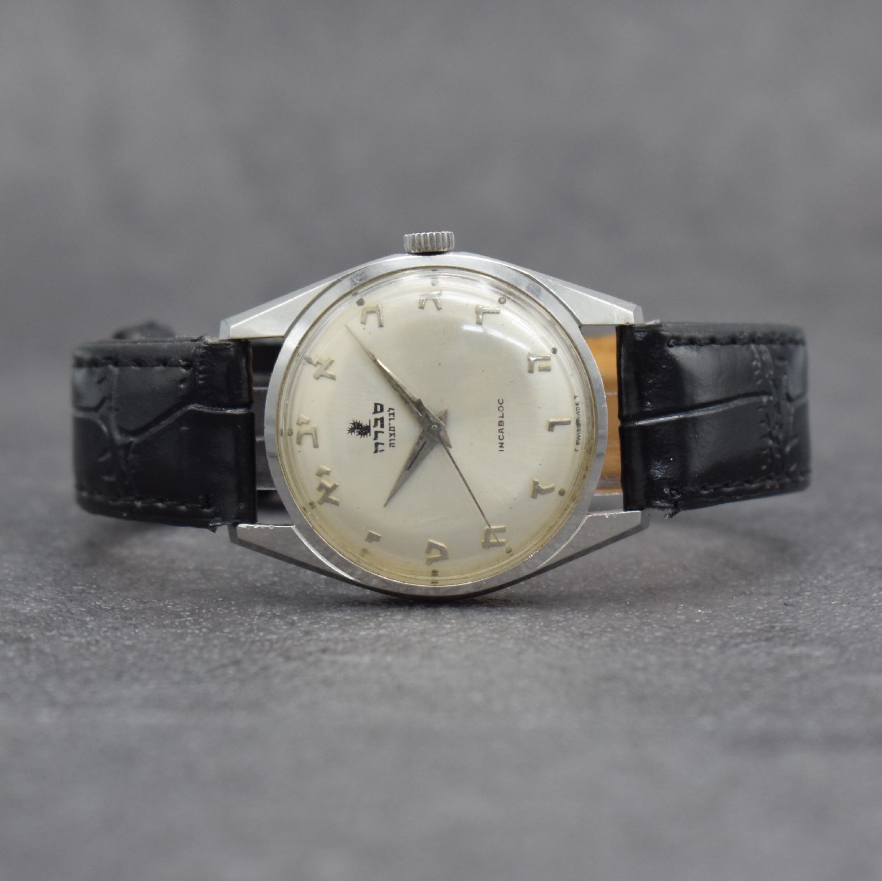 Detail e: 2 Herrenarmbanduhren für den israelischen Markt mit hebräischen Zahlen, Schweiz um 1948 - 1960, Handaufzug, 1) TITUS in RoseG 750/000, Boden ...