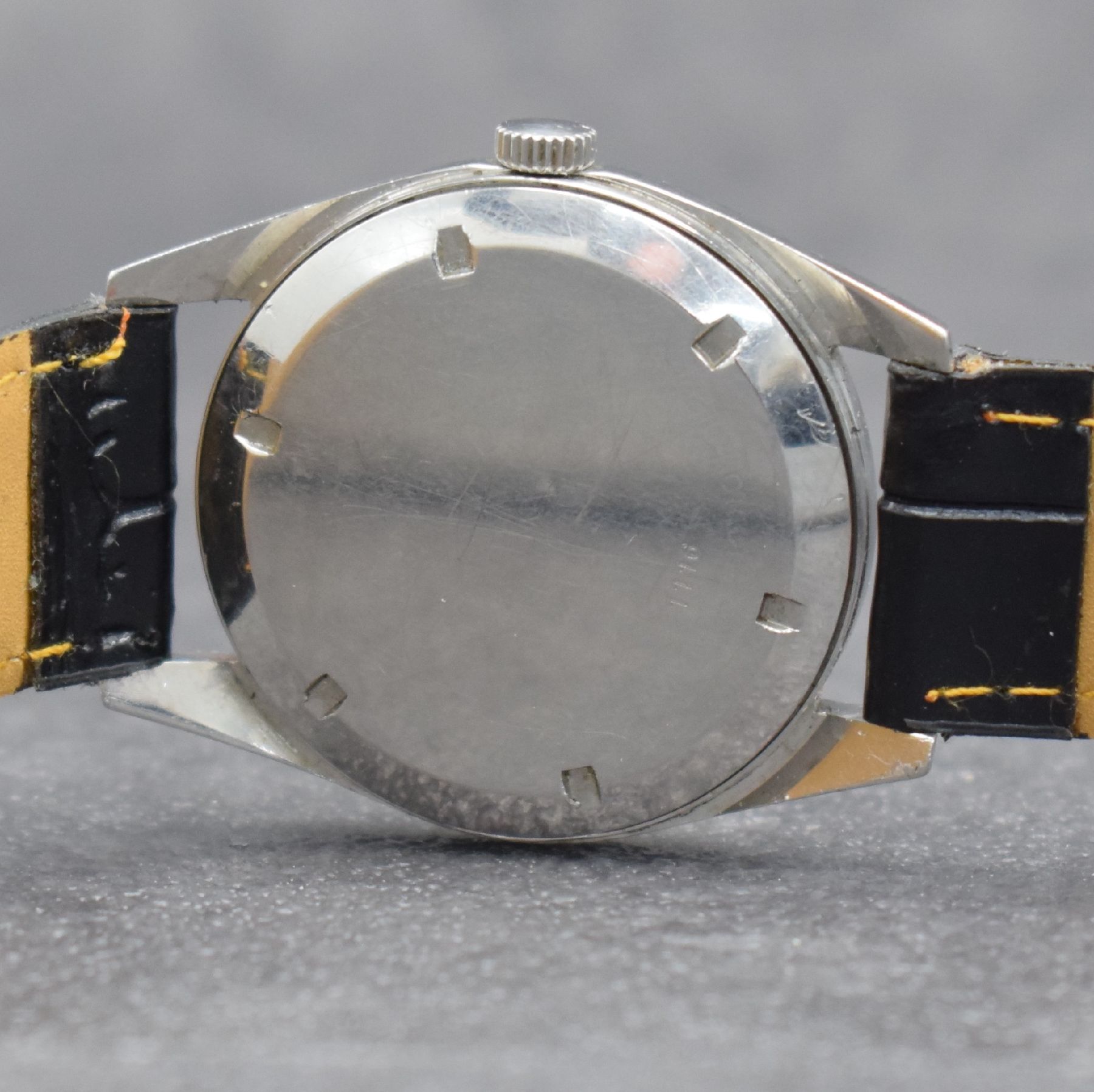 Detail g: 2 Herrenarmbanduhren für den israelischen Markt mit hebräischen Zahlen, Schweiz um 1948 - 1960, Handaufzug, 1) TITUS in RoseG 750/000, Boden ...