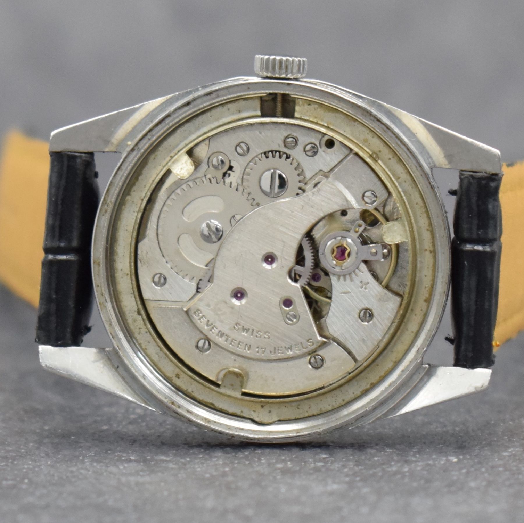 Detail h: 2 Herrenarmbanduhren für den israelischen Markt mit hebräischen Zahlen, Schweiz um 1948 - 1960, Handaufzug, 1) TITUS in RoseG 750/000, Boden ...