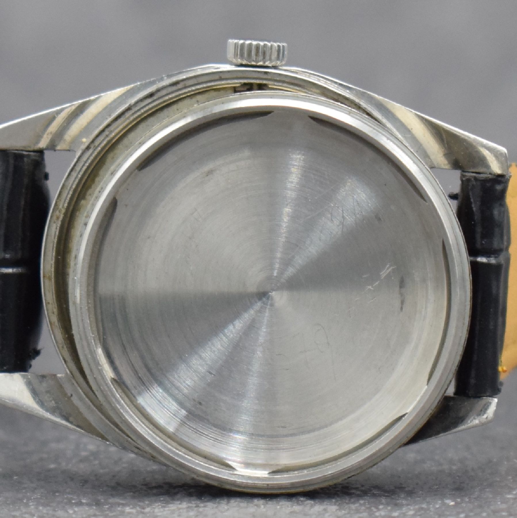 Detail i: 2 Herrenarmbanduhren für den israelischen Markt mit hebräischen Zahlen, Schweiz um 1948 - 1960, Handaufzug, 1) TITUS in RoseG 750/000, Boden ...