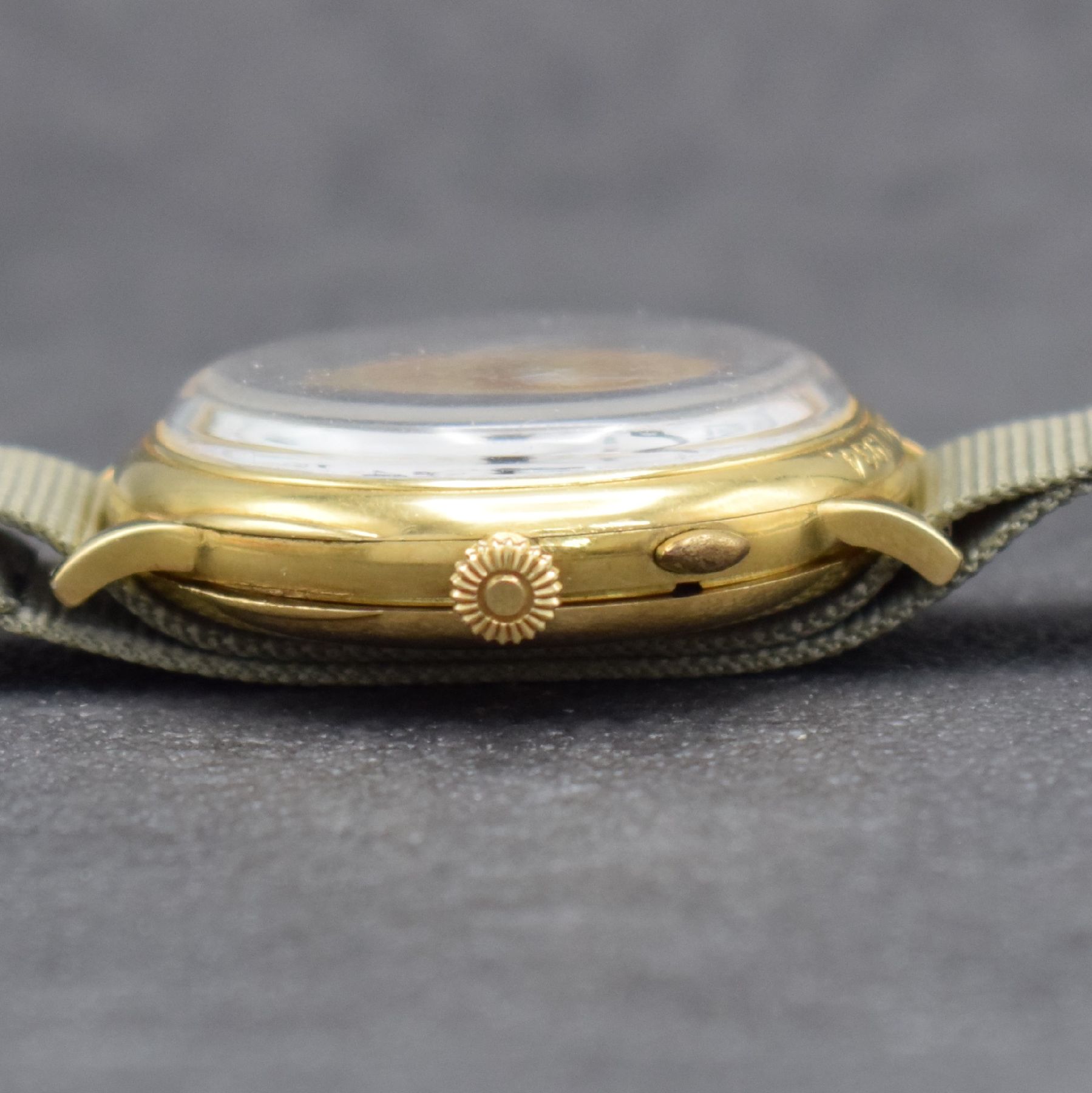 Detail d: ALPINA / Minerva Kal. 16-29 großer Schaltradchronograph in GG 750/000, Schweiz um 1934, Handaufzug, Scharniergeh., Lünette m. Widmungsgravur, ...