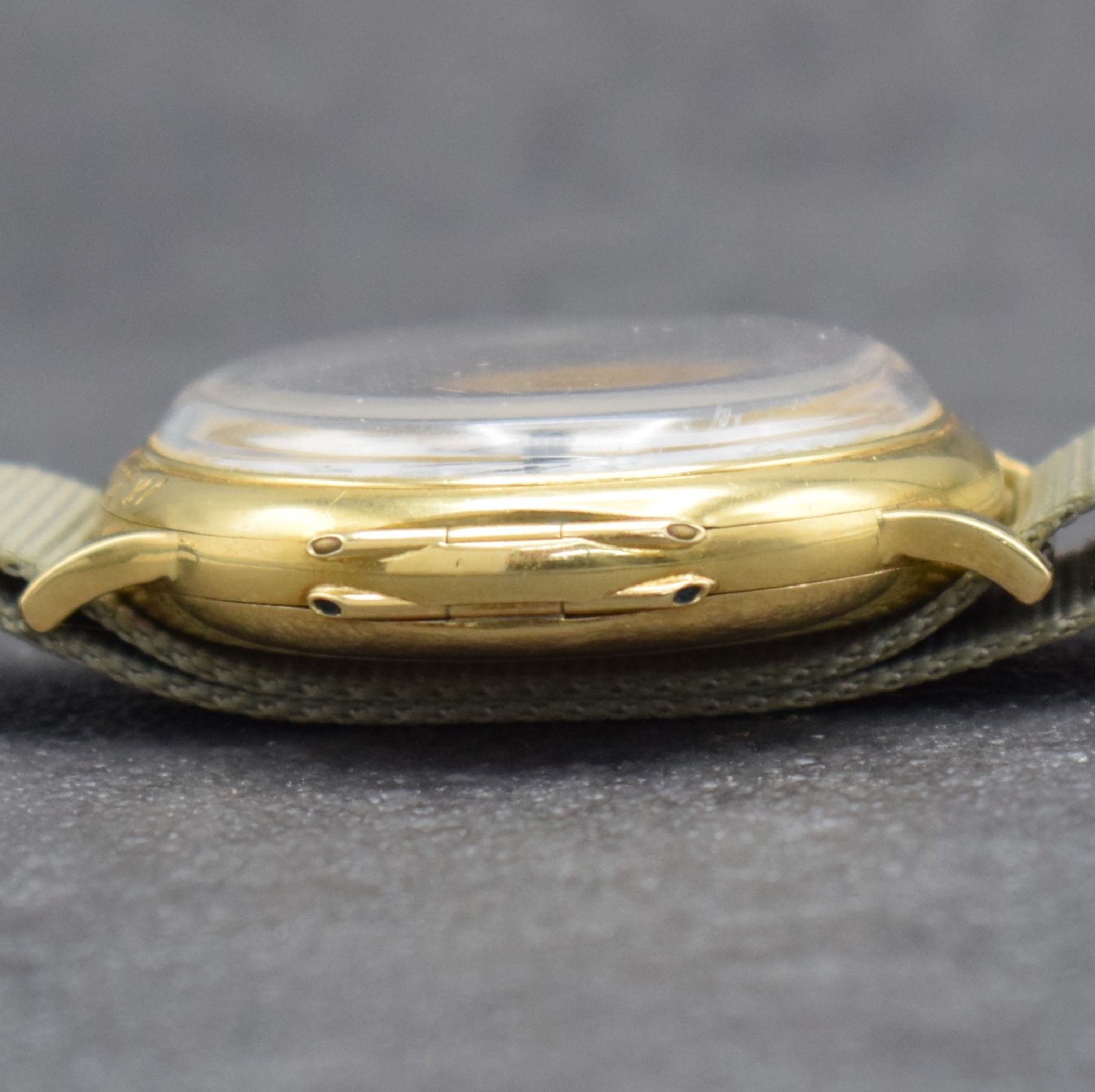 Detail e: ALPINA / Minerva Kal. 16-29 großer Schaltradchronograph in GG 750/000, Schweiz um 1934, Handaufzug, Scharniergeh., Lünette m. Widmungsgravur, ...