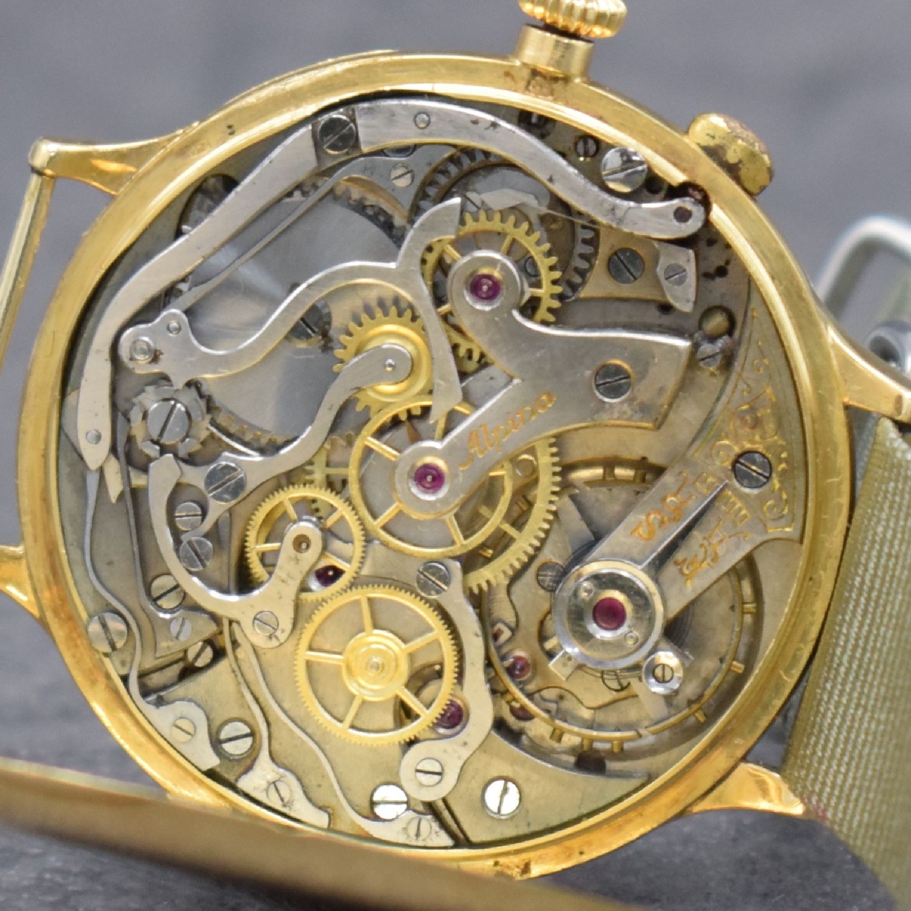 Detail i: ALPINA / Minerva Kal. 16-29 großer Schaltradchronograph in GG 750/000, Schweiz um 1934, Handaufzug, Scharniergeh., Lünette m. Widmungsgravur, ...