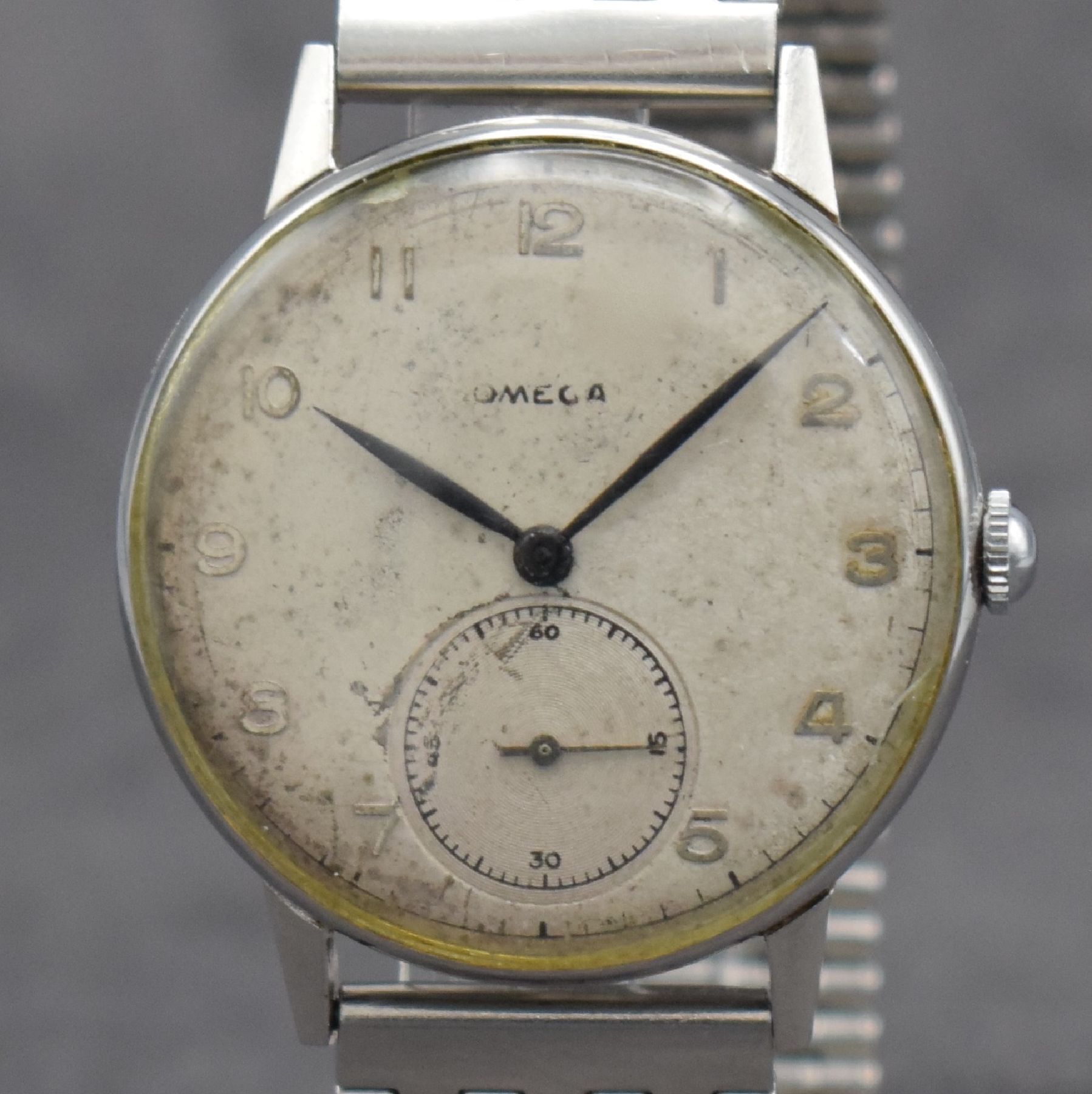 Detail c: OMEGA Herrenarmbanduhr in Stahl Ref. 2318/8, Schweiz um 1946, Handaufzug, 3-teil. Geh., Boden & Glasrand aufgedr., NSA-Stahlband, silb. Zifferbl. m. ...