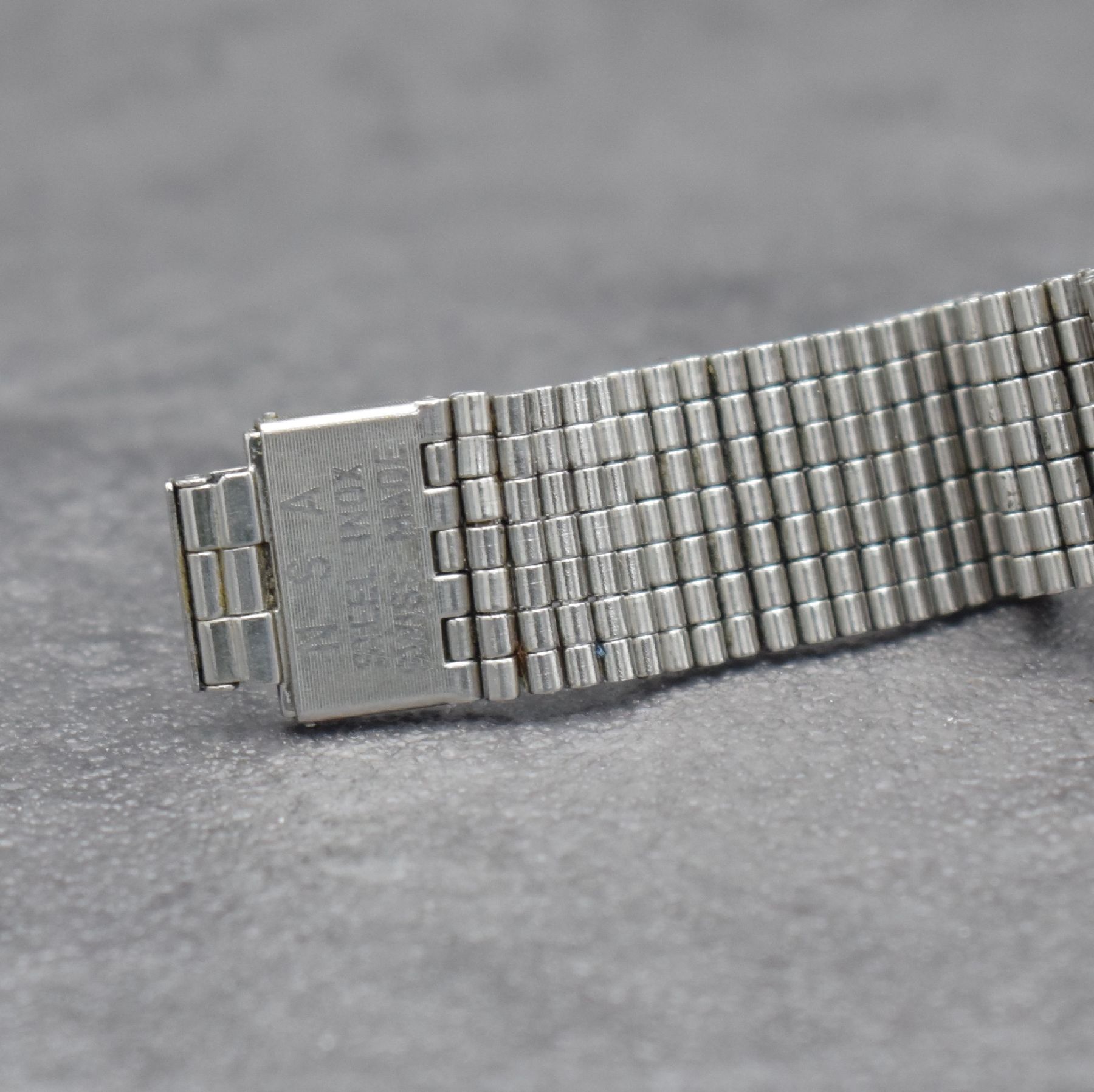 Detail f: OMEGA Herrenarmbanduhr in Stahl Ref. 2318/8, Schweiz um 1946, Handaufzug, 3-teil. Geh., Boden & Glasrand aufgedr., NSA-Stahlband, silb. Zifferbl. m. ...