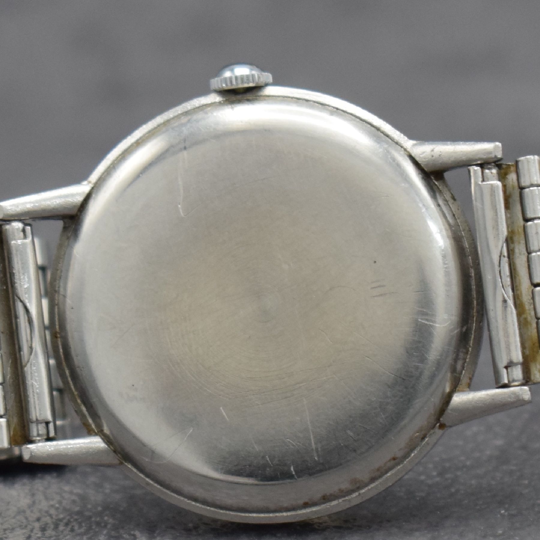 Detail g: OMEGA Herrenarmbanduhr in Stahl Ref. 2318/8, Schweiz um 1946, Handaufzug, 3-teil. Geh., Boden & Glasrand aufgedr., NSA-Stahlband, silb. Zifferbl. m. ...