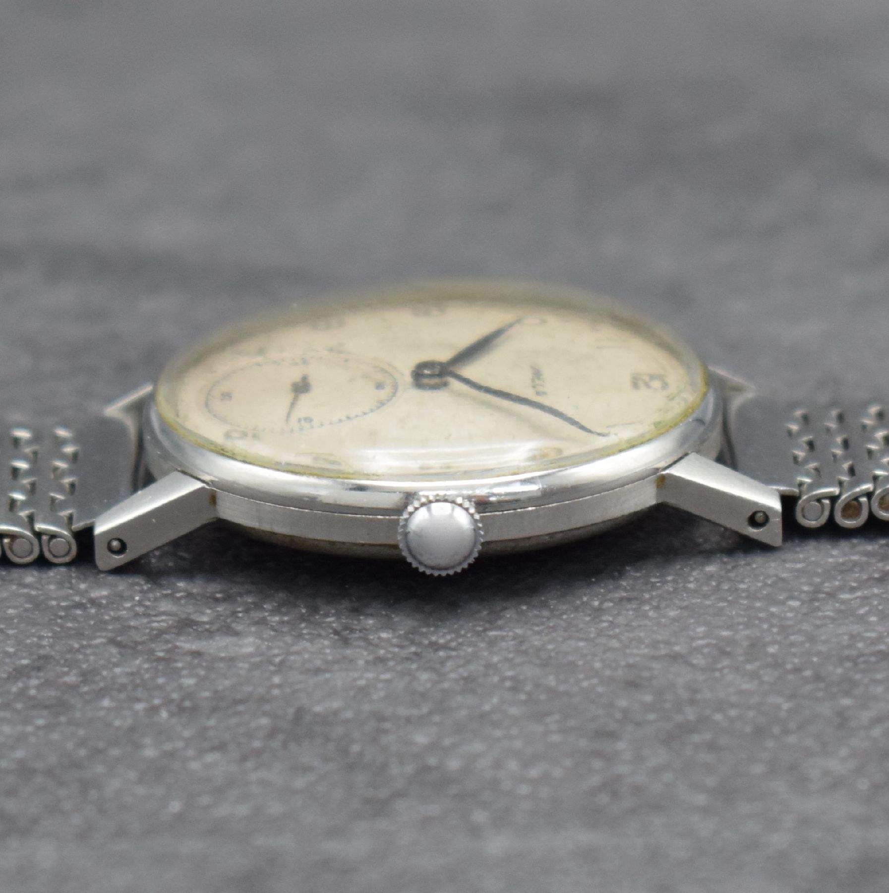 Detail h: OMEGA Herrenarmbanduhr in Stahl Ref. 2318/8, Schweiz um 1946, Handaufzug, 3-teil. Geh., Boden & Glasrand aufgedr., NSA-Stahlband, silb. Zifferbl. m. ...
