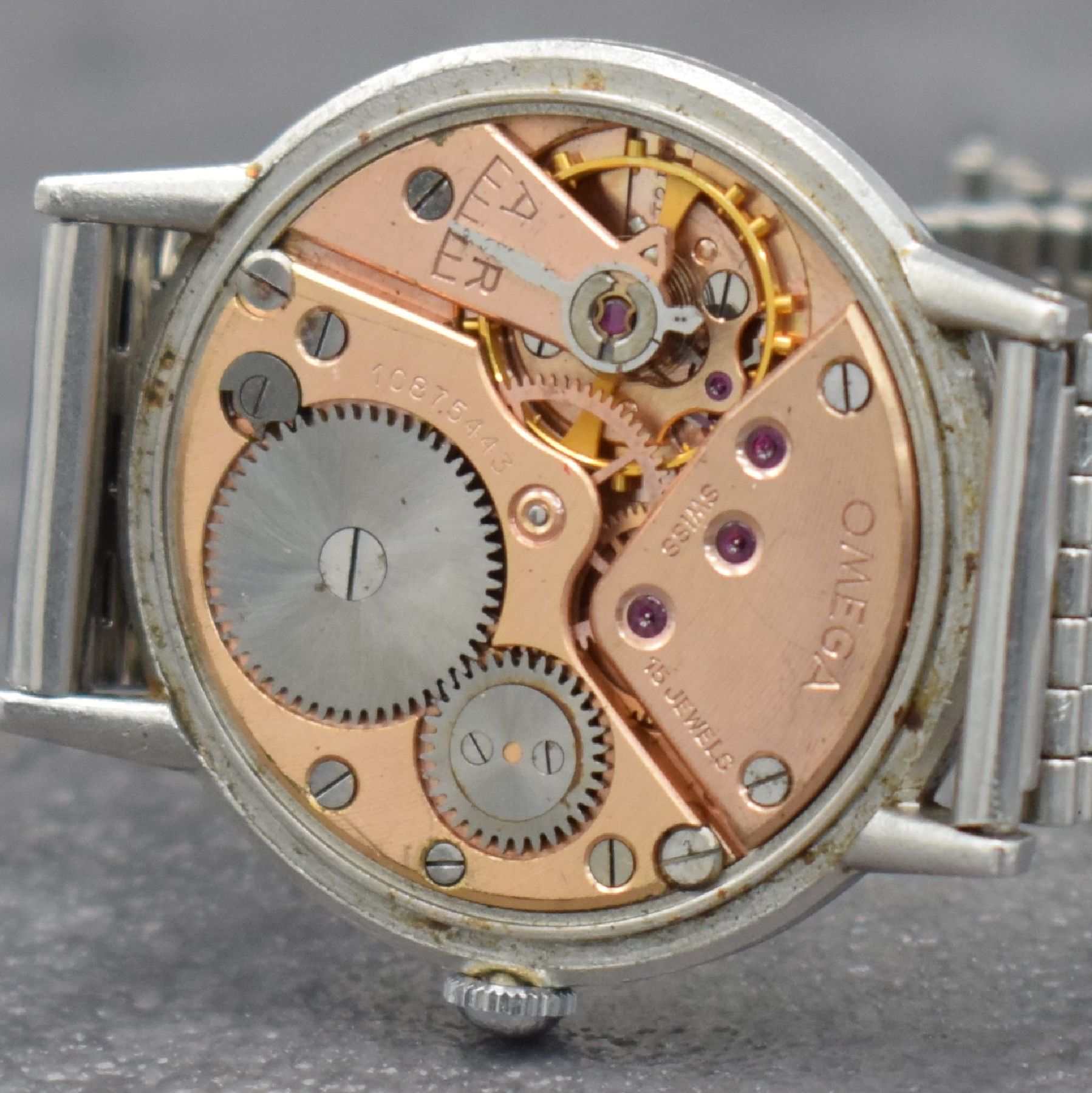 Detail i: OMEGA Herrenarmbanduhr in Stahl Ref. 2318/8, Schweiz um 1946, Handaufzug, 3-teil. Geh., Boden & Glasrand aufgedr., NSA-Stahlband, silb. Zifferbl. m. ...