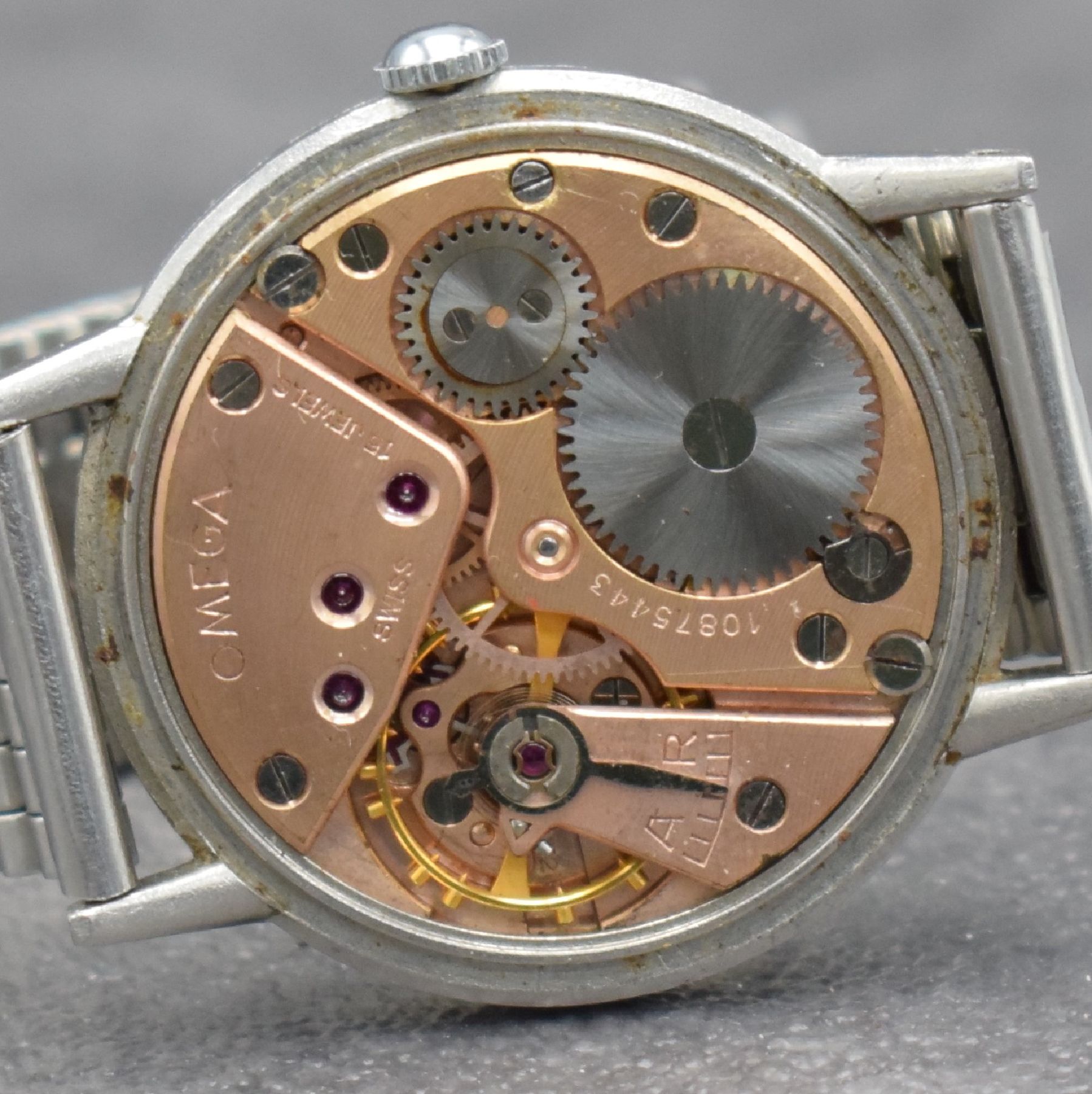 Detail j: OMEGA Herrenarmbanduhr in Stahl Ref. 2318/8, Schweiz um 1946, Handaufzug, 3-teil. Geh., Boden & Glasrand aufgedr., NSA-Stahlband, silb. Zifferbl. m. ...