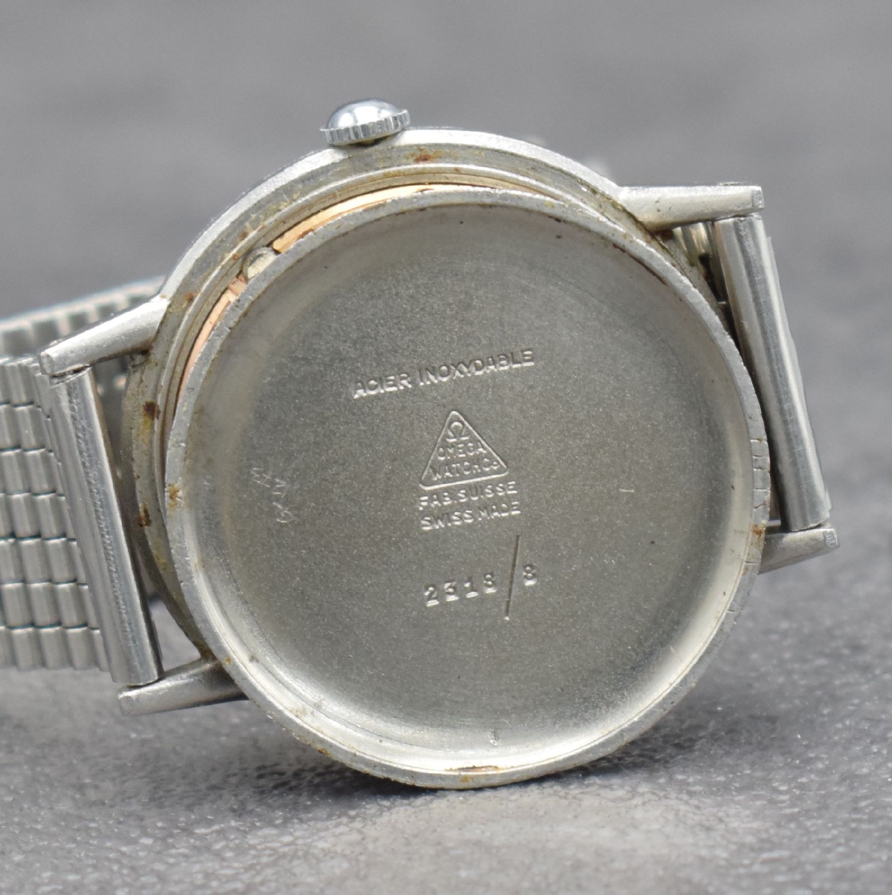 Detail k: OMEGA Herrenarmbanduhr in Stahl Ref. 2318/8, Schweiz um 1946, Handaufzug, 3-teil. Geh., Boden & Glasrand aufgedr., NSA-Stahlband, silb. Zifferbl. m. ...