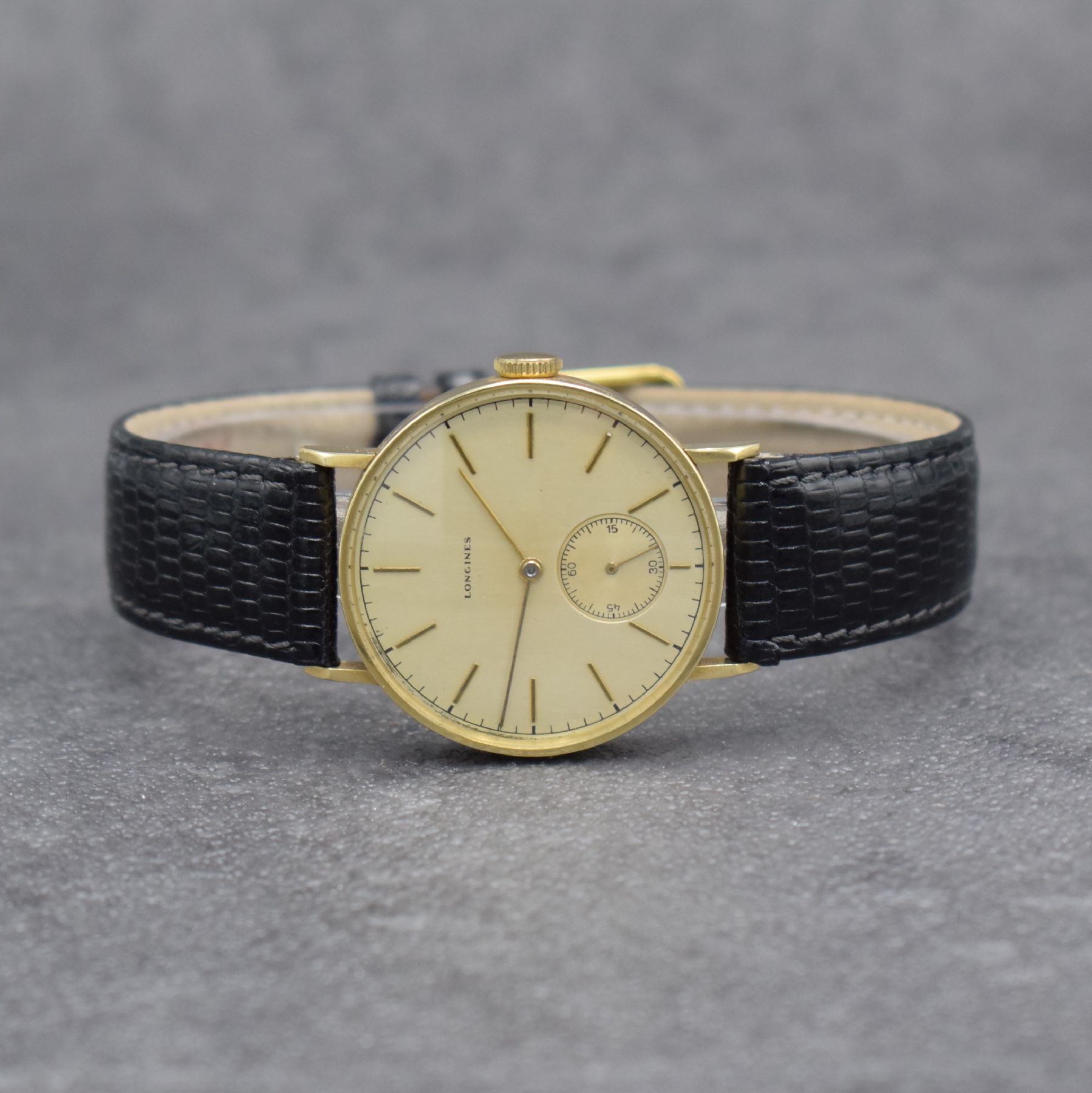 LONGINES Herrenarmbanduhr in GG 585/000, Schweiz um 1940, Handaufzug, 3-teil. Geh., Boden & Glasrand aufgedr., rest. Zifferbl. m. aufges. Std.-Ind., ...