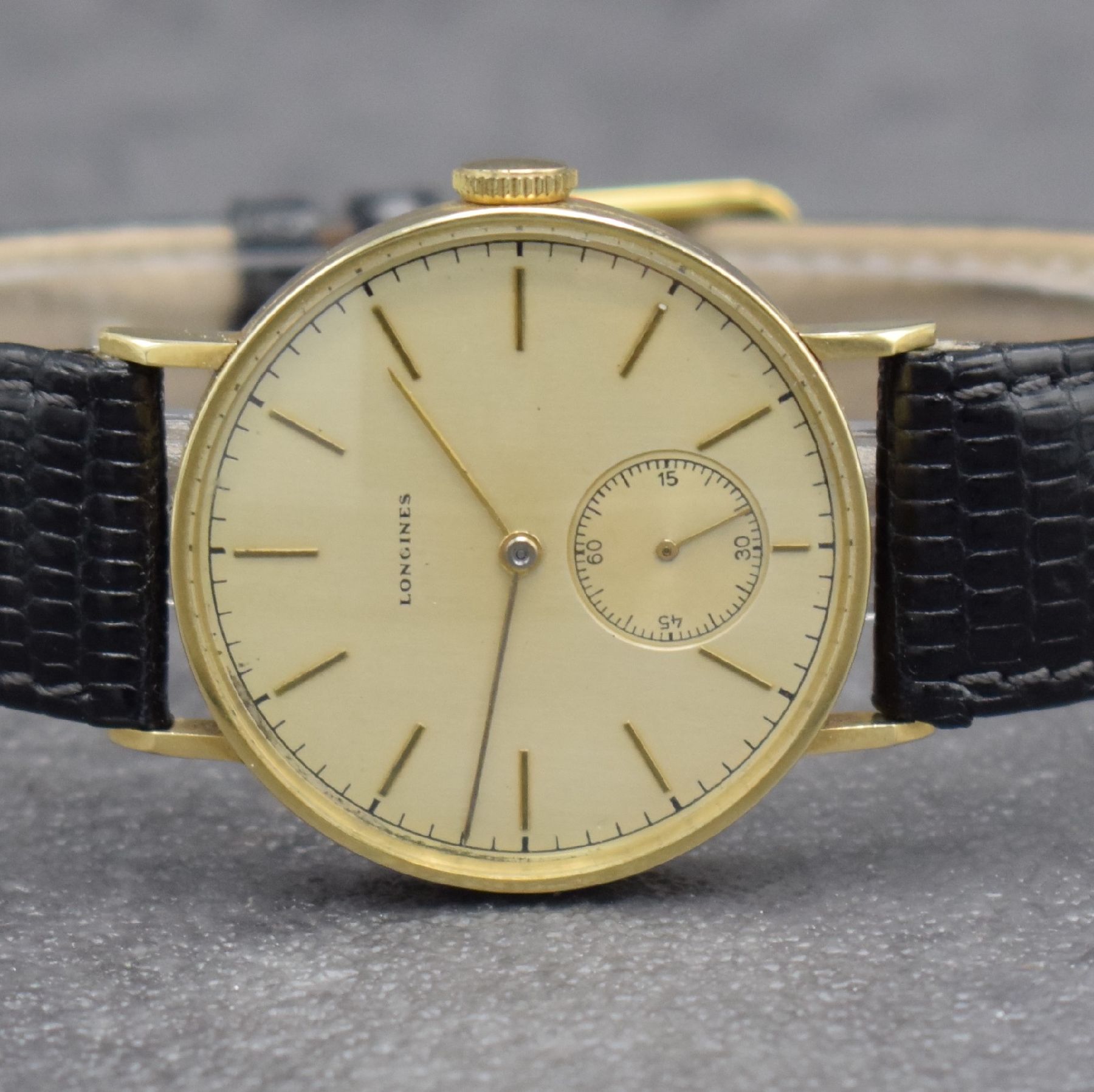 Detail a: LONGINES Herrenarmbanduhr in GG 585/000, Schweiz um 1940, Handaufzug, 3-teil. Geh., Boden & Glasrand aufgedr., rest. Zifferbl. m. aufges. Std.-Ind., ...