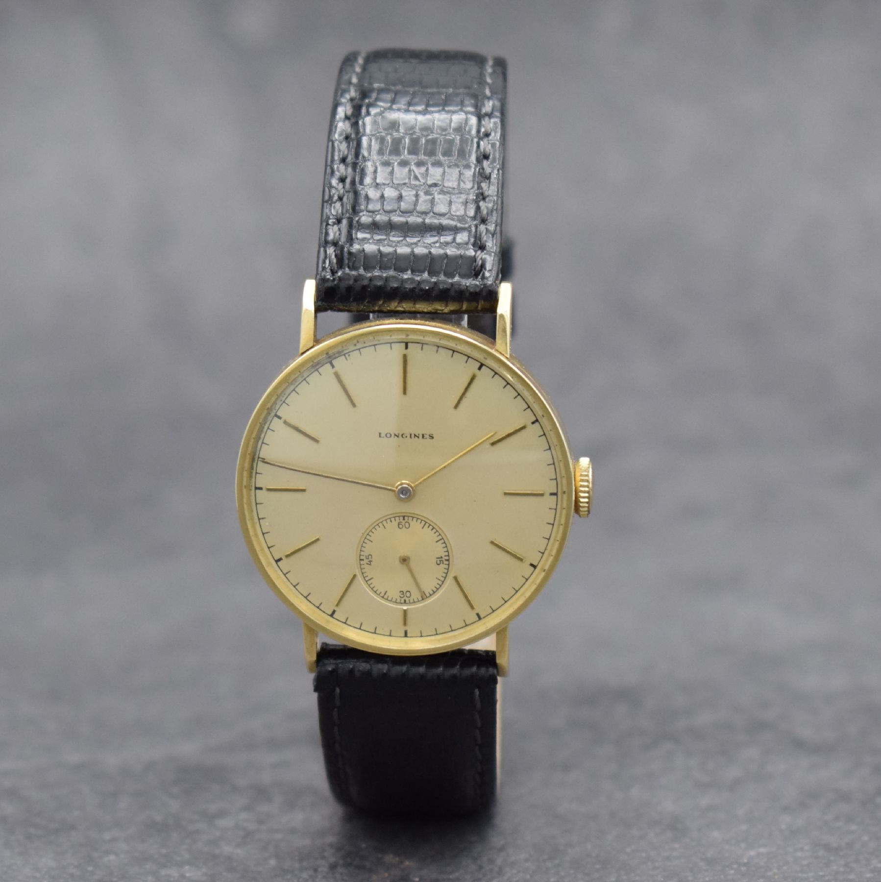 Detail b: LONGINES Herrenarmbanduhr in GG 585/000, Schweiz um 1940, Handaufzug, 3-teil. Geh., Boden & Glasrand aufgedr., rest. Zifferbl. m. aufges. Std.-Ind., ...
