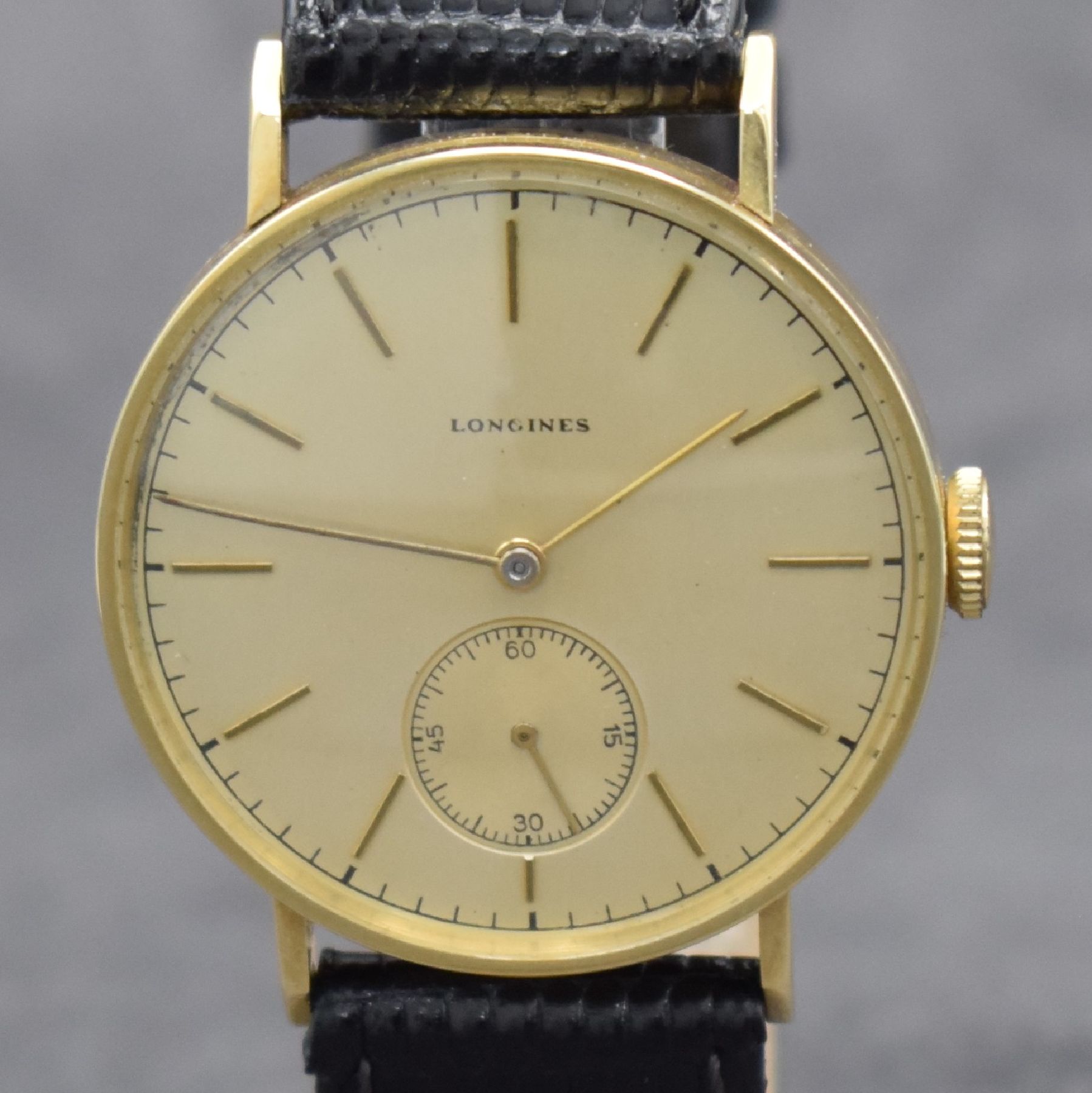 Detail c: LONGINES Herrenarmbanduhr in GG 585/000, Schweiz um 1940, Handaufzug, 3-teil. Geh., Boden & Glasrand aufgedr., rest. Zifferbl. m. aufges. Std.-Ind., ...