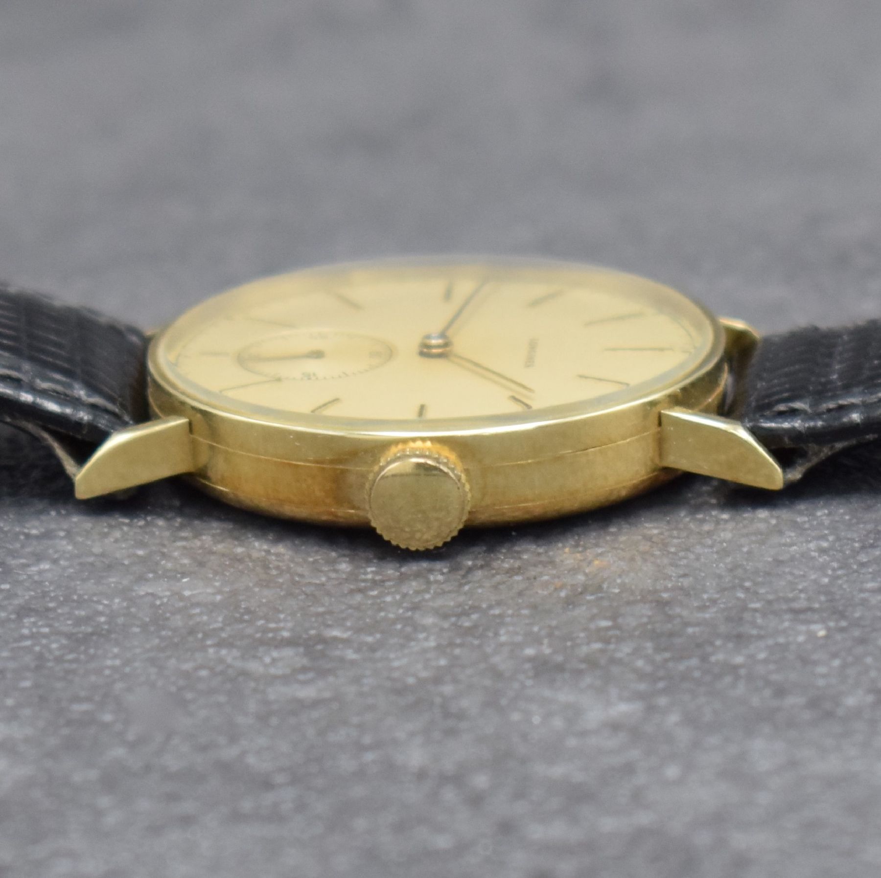 Detail d: LONGINES Herrenarmbanduhr in GG 585/000, Schweiz um 1940, Handaufzug, 3-teil. Geh., Boden & Glasrand aufgedr., rest. Zifferbl. m. aufges. Std.-Ind., ...