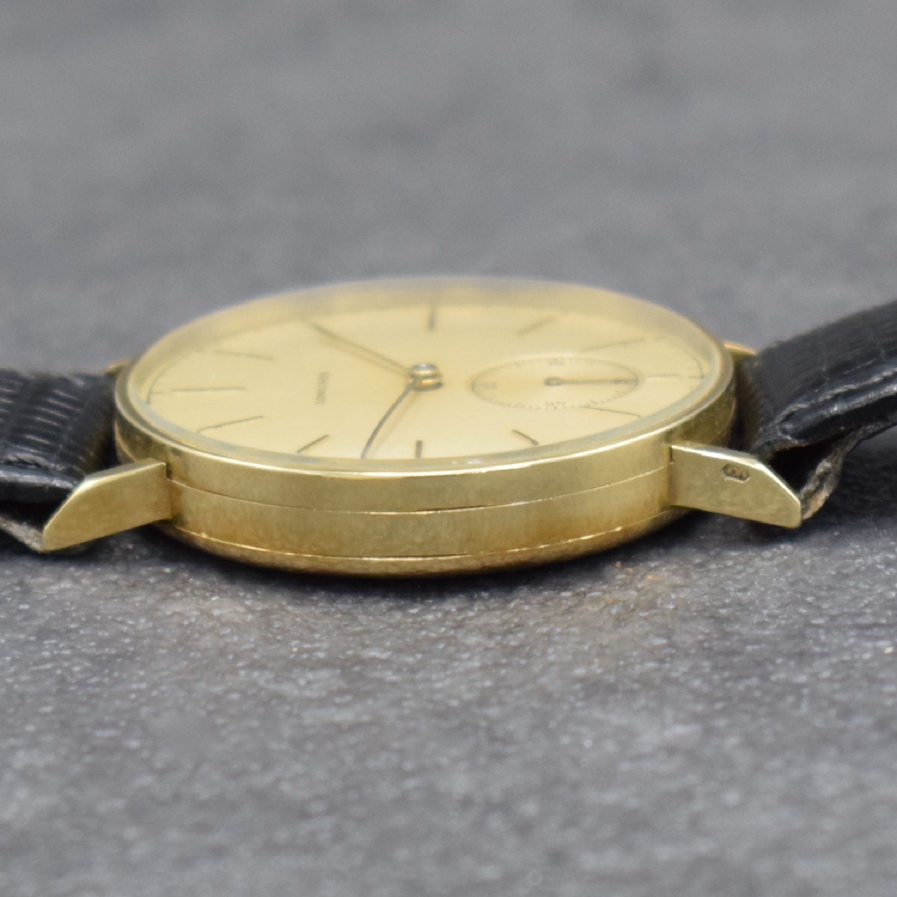 Detail e: LONGINES Herrenarmbanduhr in GG 585/000, Schweiz um 1940, Handaufzug, 3-teil. Geh., Boden & Glasrand aufgedr., rest. Zifferbl. m. aufges. Std.-Ind., ...