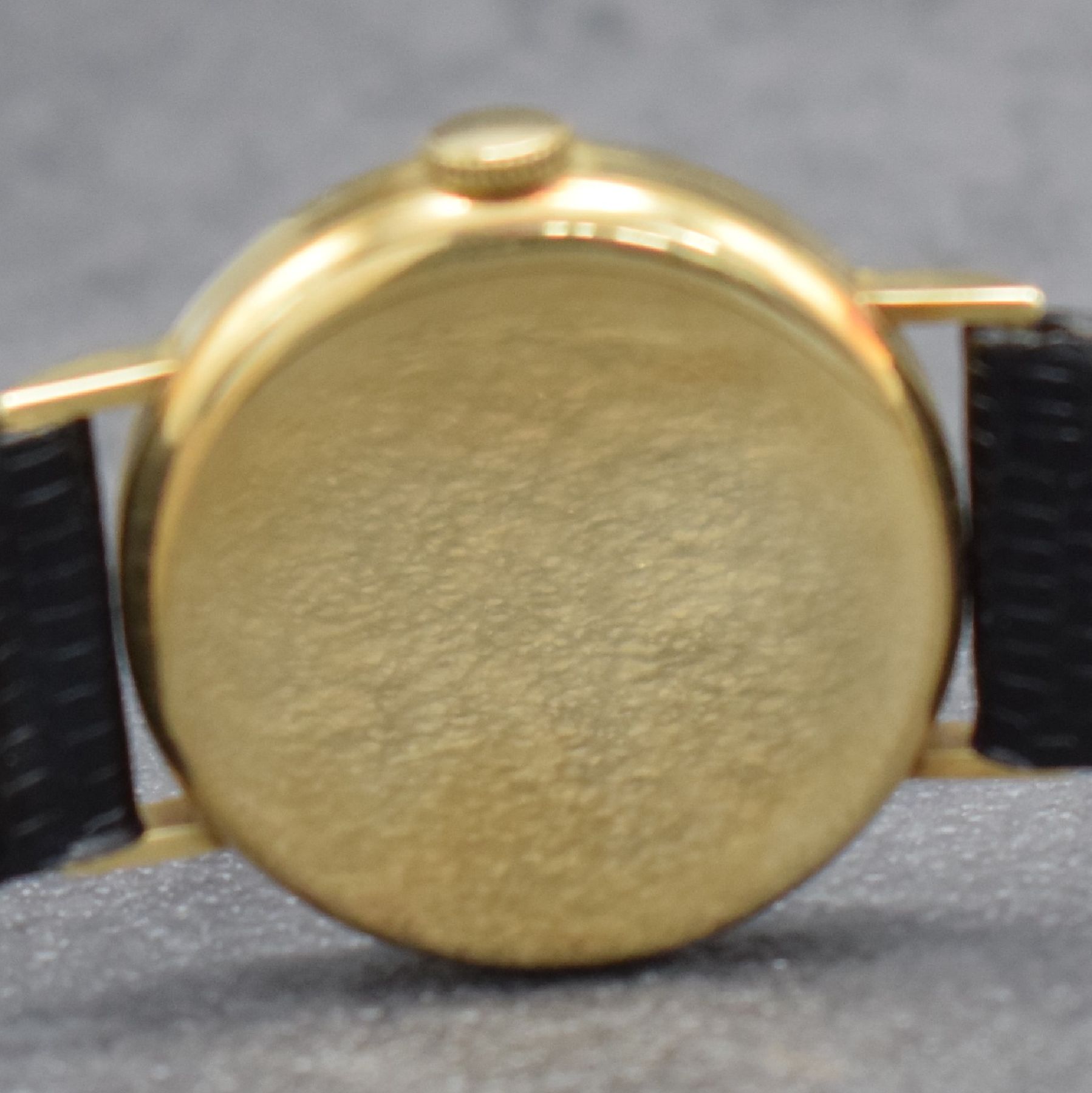 Detail f: LONGINES Herrenarmbanduhr in GG 585/000, Schweiz um 1940, Handaufzug, 3-teil. Geh., Boden & Glasrand aufgedr., rest. Zifferbl. m. aufges. Std.-Ind., ...