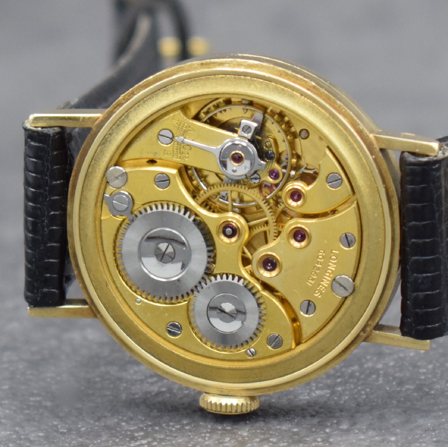 Detail g: LONGINES Herrenarmbanduhr in GG 585/000, Schweiz um 1940, Handaufzug, 3-teil. Geh., Boden & Glasrand aufgedr., rest. Zifferbl. m. aufges. Std.-Ind., ...
