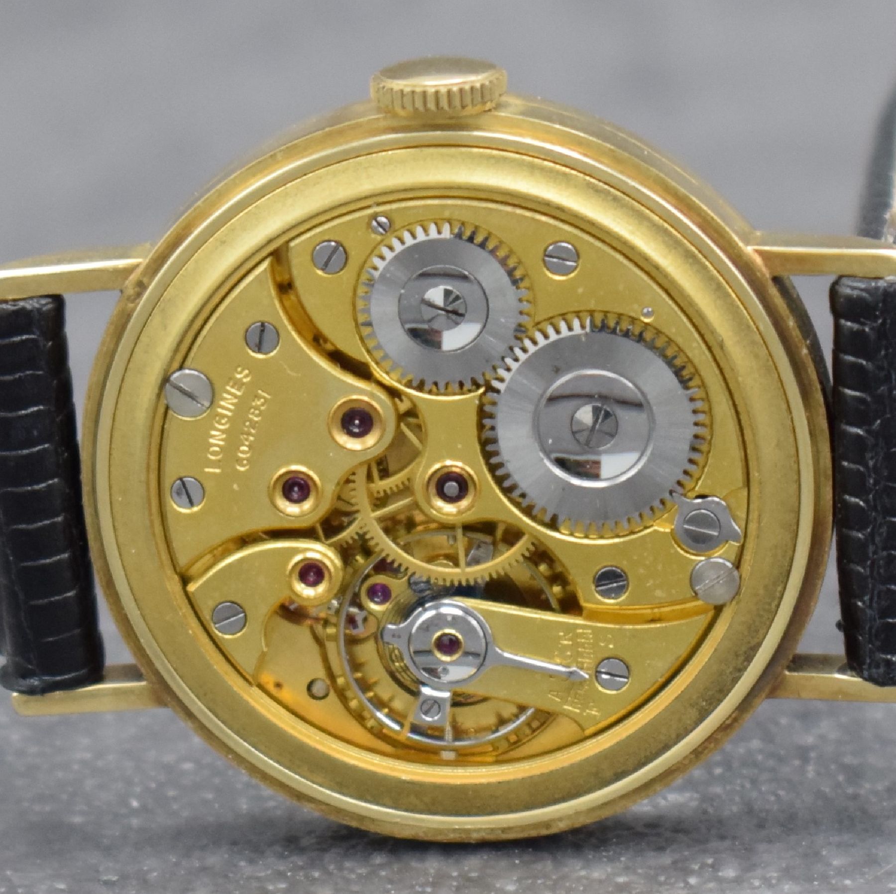 Detail h: LONGINES Herrenarmbanduhr in GG 585/000, Schweiz um 1940, Handaufzug, 3-teil. Geh., Boden & Glasrand aufgedr., rest. Zifferbl. m. aufges. Std.-Ind., ...