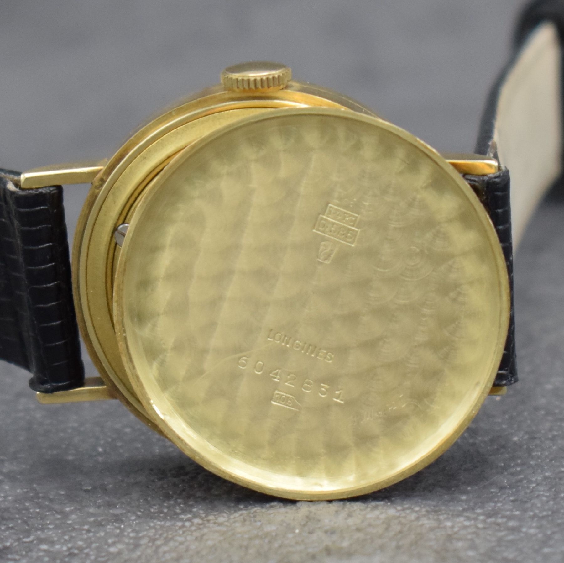 Detail i: LONGINES Herrenarmbanduhr in GG 585/000, Schweiz um 1940, Handaufzug, 3-teil. Geh., Boden & Glasrand aufgedr., rest. Zifferbl. m. aufges. Std.-Ind., ...