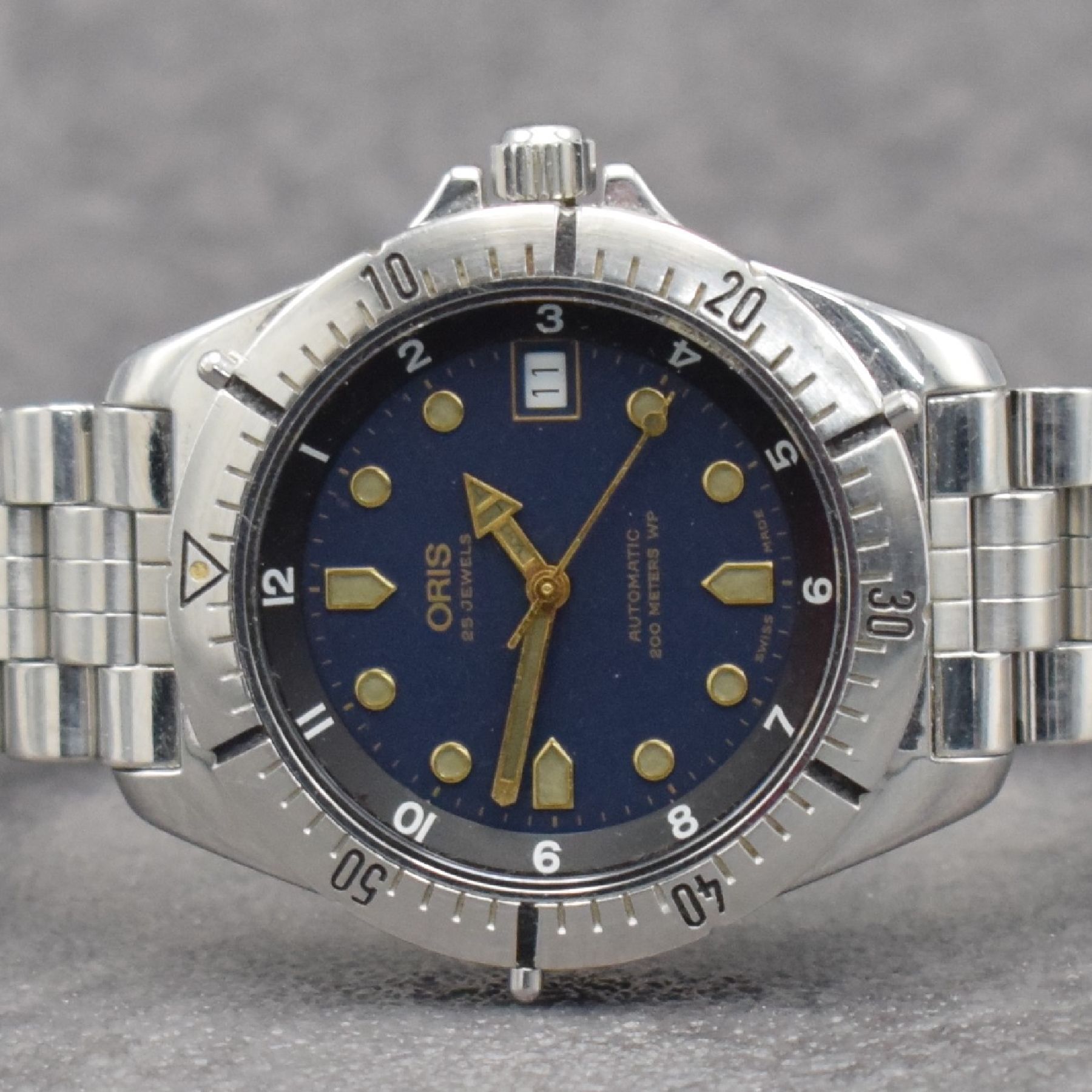 Detail a: 2 ORIS Armbanduhren mit Datum, Schweiz um 1990, 1) Automatik in Edelstahl, verschr. Geh., Gliederband m. Faltschl., drehb. Lünette, schwarzes ...