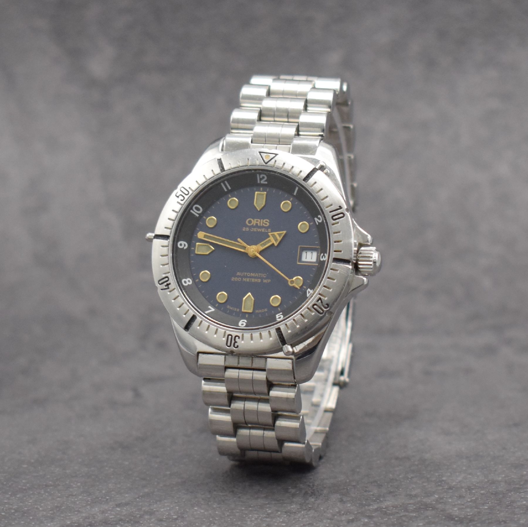 Detail b: 2 ORIS Armbanduhren mit Datum, Schweiz um 1990, 1) Automatik in Edelstahl, verschr. Geh., Gliederband m. Faltschl., drehb. Lünette, schwarzes ...