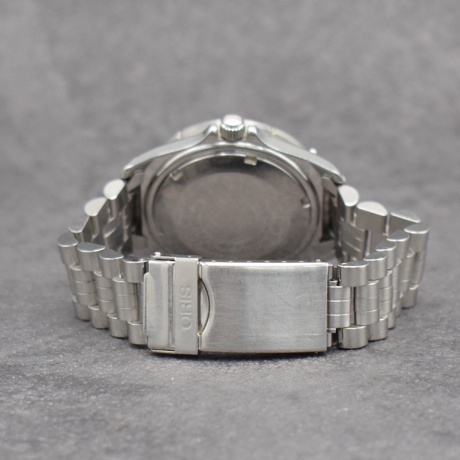 Detail c: 2 ORIS Armbanduhren mit Datum, Schweiz um 1990, 1) Automatik in Edelstahl, verschr. Geh., Gliederband m. Faltschl., drehb. Lünette, schwarzes ...