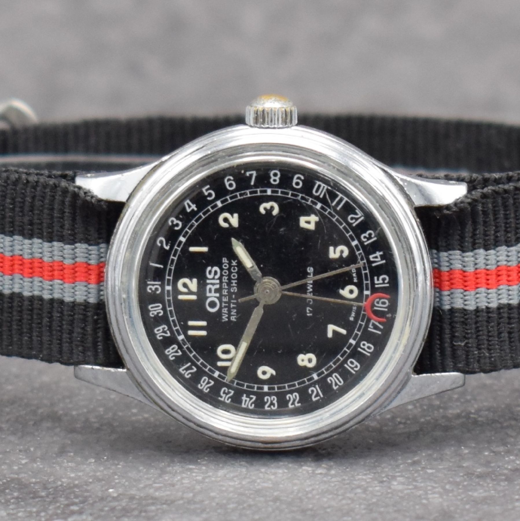 Detail g: 2 ORIS Armbanduhren mit Datum, Schweiz um 1990, 1) Automatik in Edelstahl, verschr. Geh., Gliederband m. Faltschl., drehb. Lünette, schwarzes ...