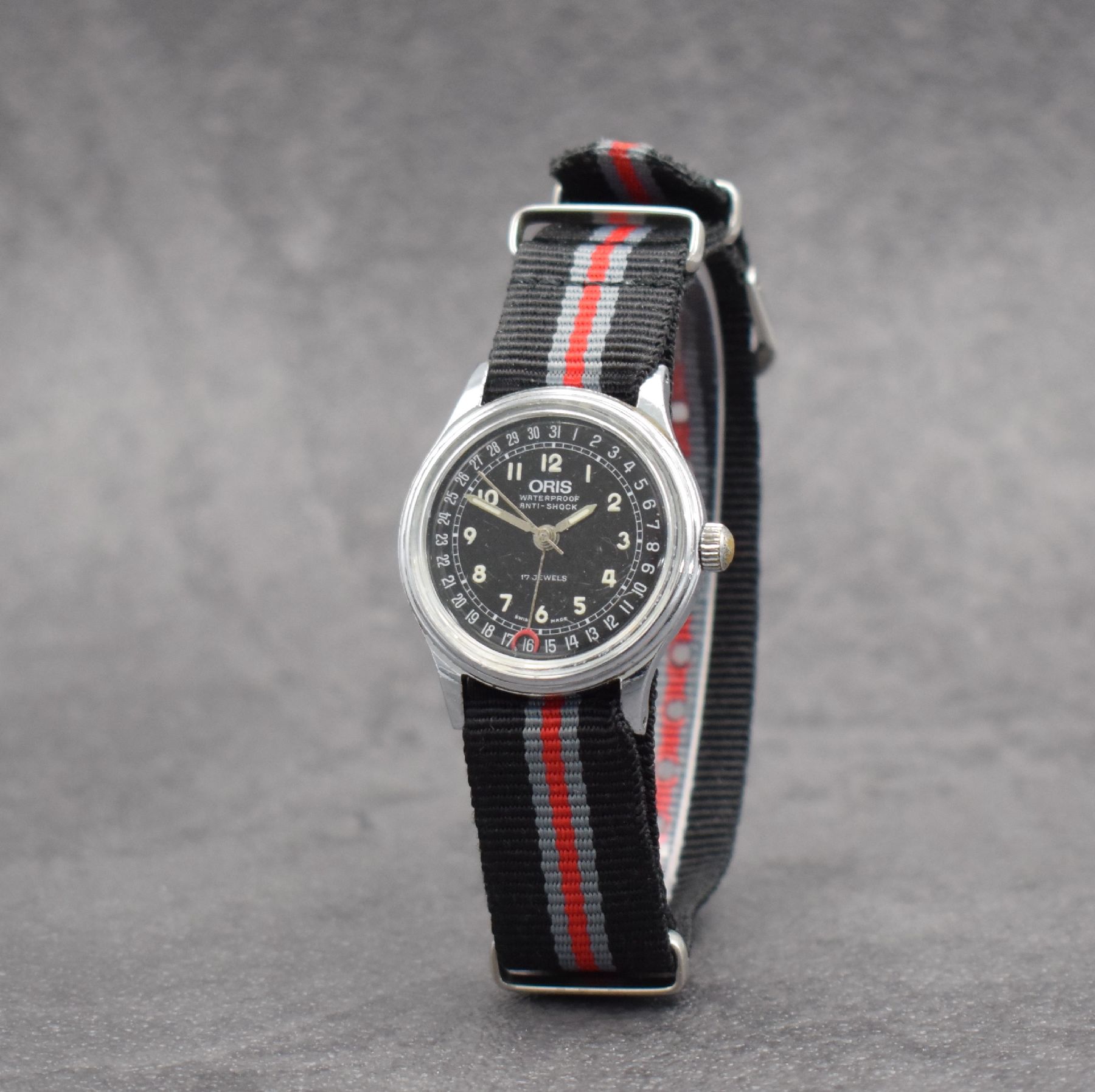 Detail h: 2 ORIS Armbanduhren mit Datum, Schweiz um 1990, 1) Automatik in Edelstahl, verschr. Geh., Gliederband m. Faltschl., drehb. Lünette, schwarzes ...