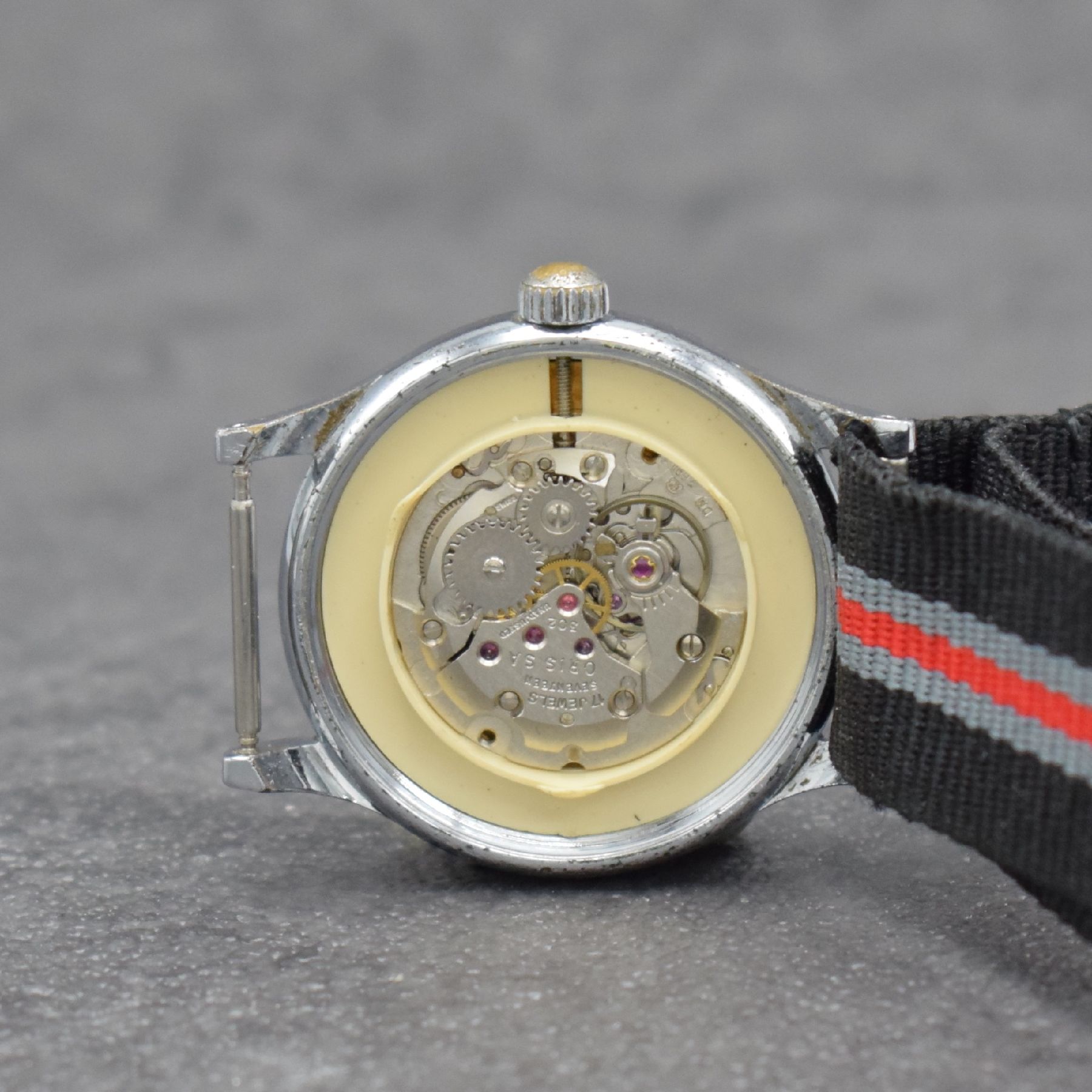 Detail j: 2 ORIS Armbanduhren mit Datum, Schweiz um 1990, 1) Automatik in Edelstahl, verschr. Geh., Gliederband m. Faltschl., drehb. Lünette, schwarzes ...