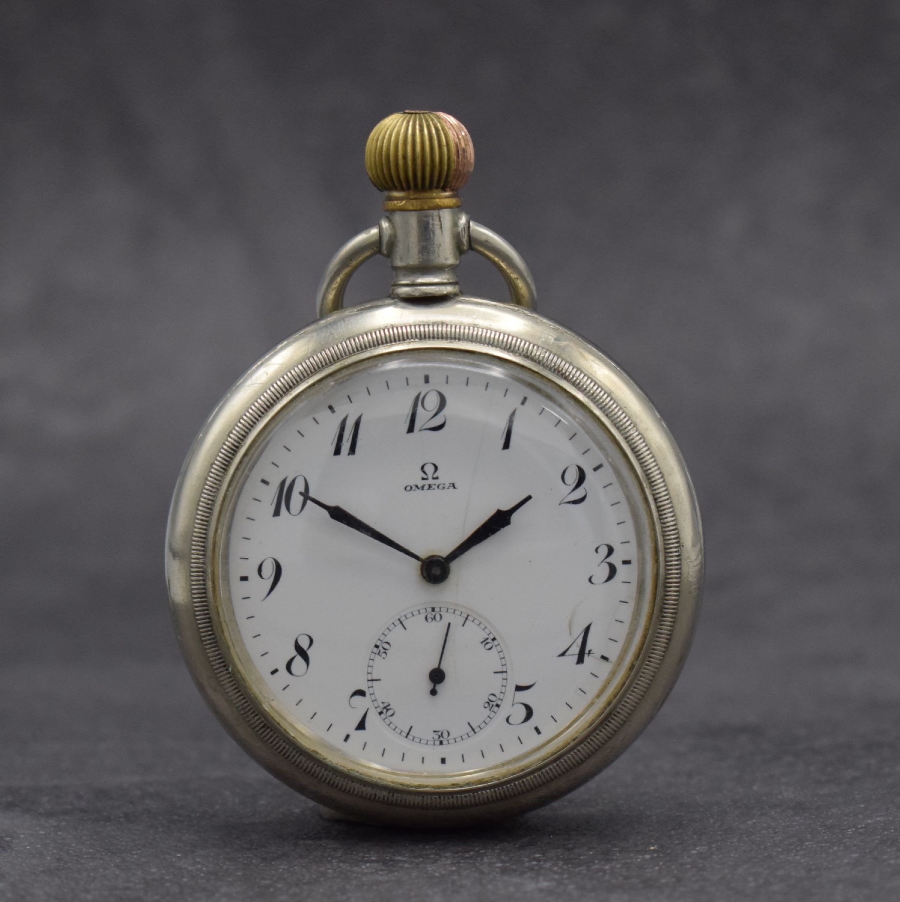 OMEGA 2 offene Taschenuhren in Nickel, Schweiz, 1) um 1916, großes Gehäuse m. geschr. Lünette, rücks. Lok-Darstellung, Emailzifferbl. ...
