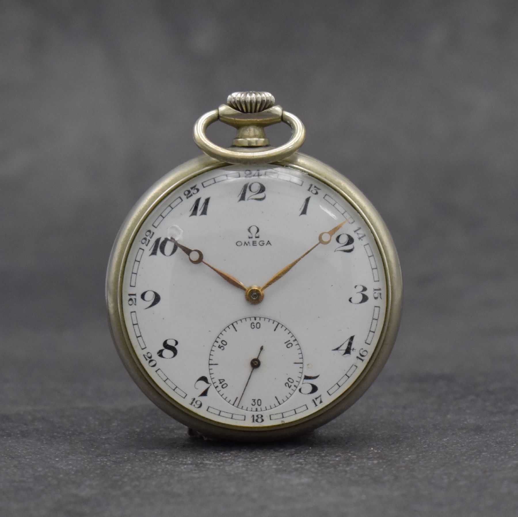 Detail c: OMEGA 2 offene Taschenuhren in Nickel, Schweiz, 1) um 1916, großes Gehäuse m. geschr. Lünette, rücks. Lok-Darstellung, Emailzifferbl. ...