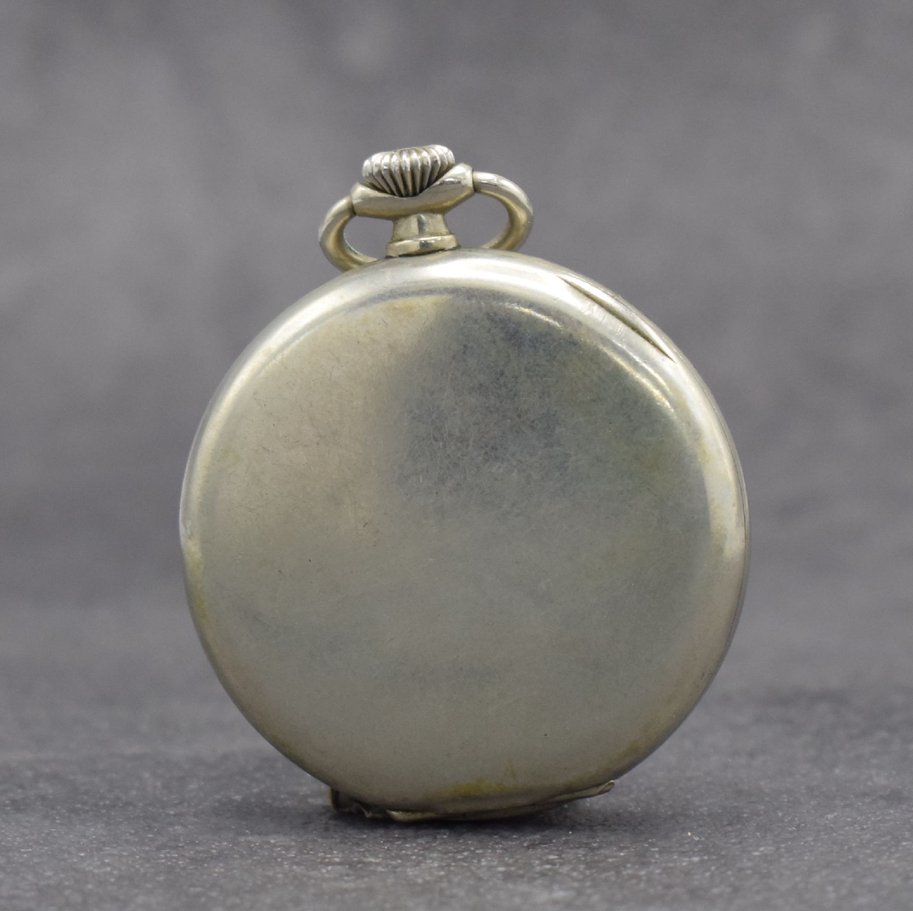 Detail d: OMEGA 2 offene Taschenuhren in Nickel, Schweiz, 1) um 1916, großes Gehäuse m. geschr. Lünette, rücks. Lok-Darstellung, Emailzifferbl. ...