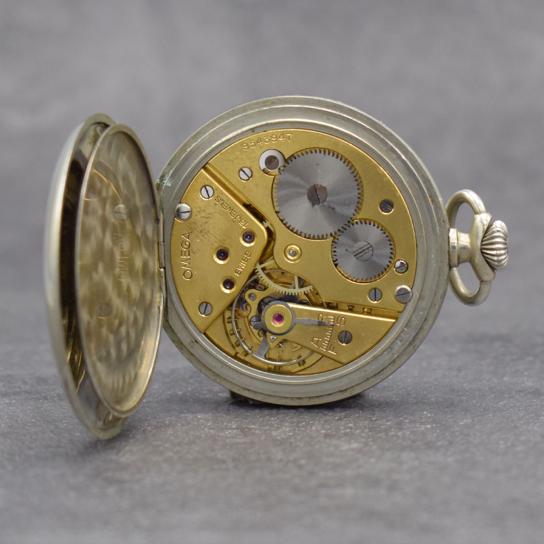 Detail e: OMEGA 2 offene Taschenuhren in Nickel, Schweiz, 1) um 1916, großes Gehäuse m. geschr. Lünette, rücks. Lok-Darstellung, Emailzifferbl. ...