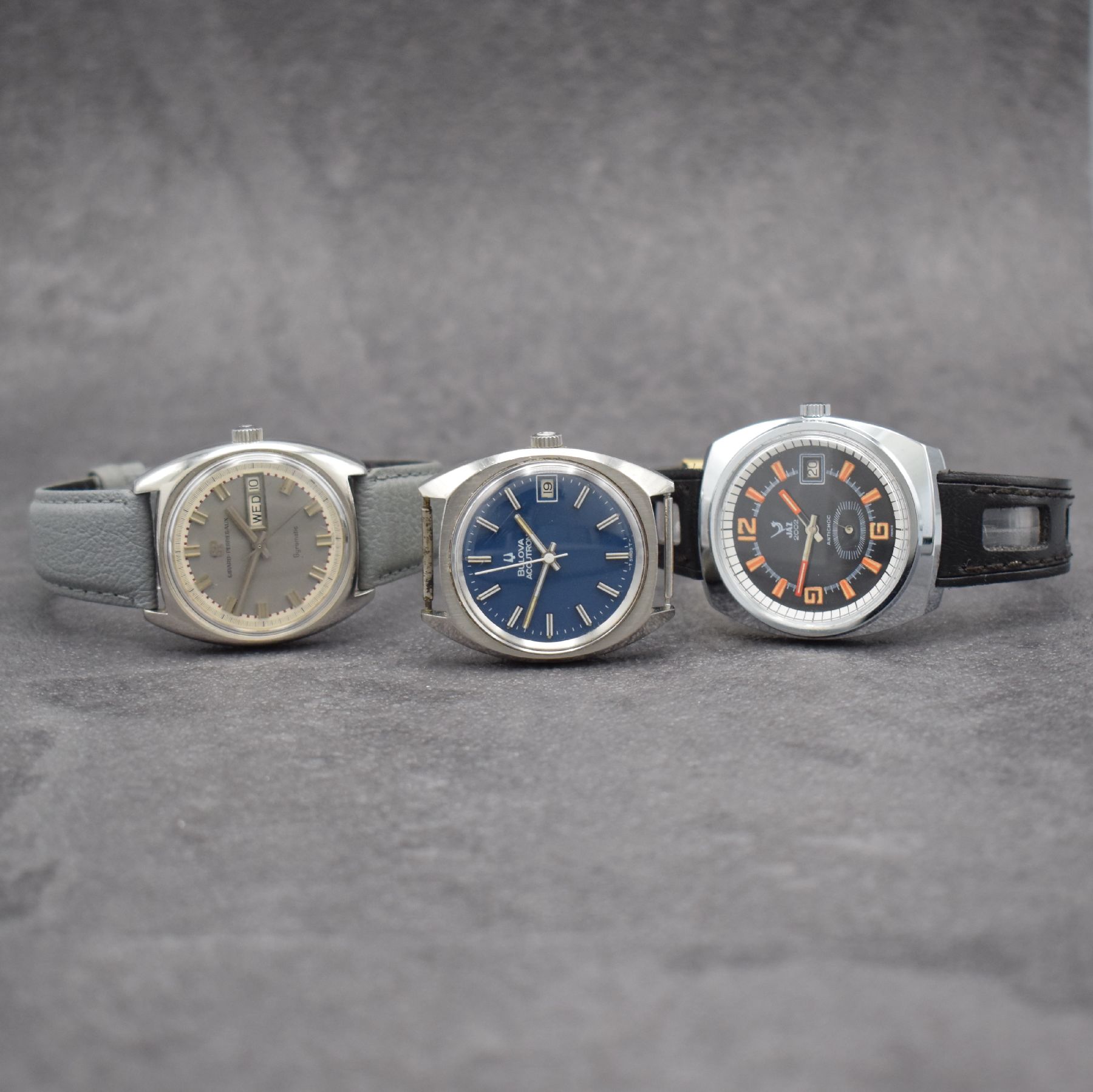 3 Herrenarmbanduhren BULOVA, GIRARD PERREGAUX & JAZ, Schweiz/Frankreich um 1970, 1) in Edelstahl, Accutron m. Stimmgabelschwinger, Kal. 2181, blaues ...