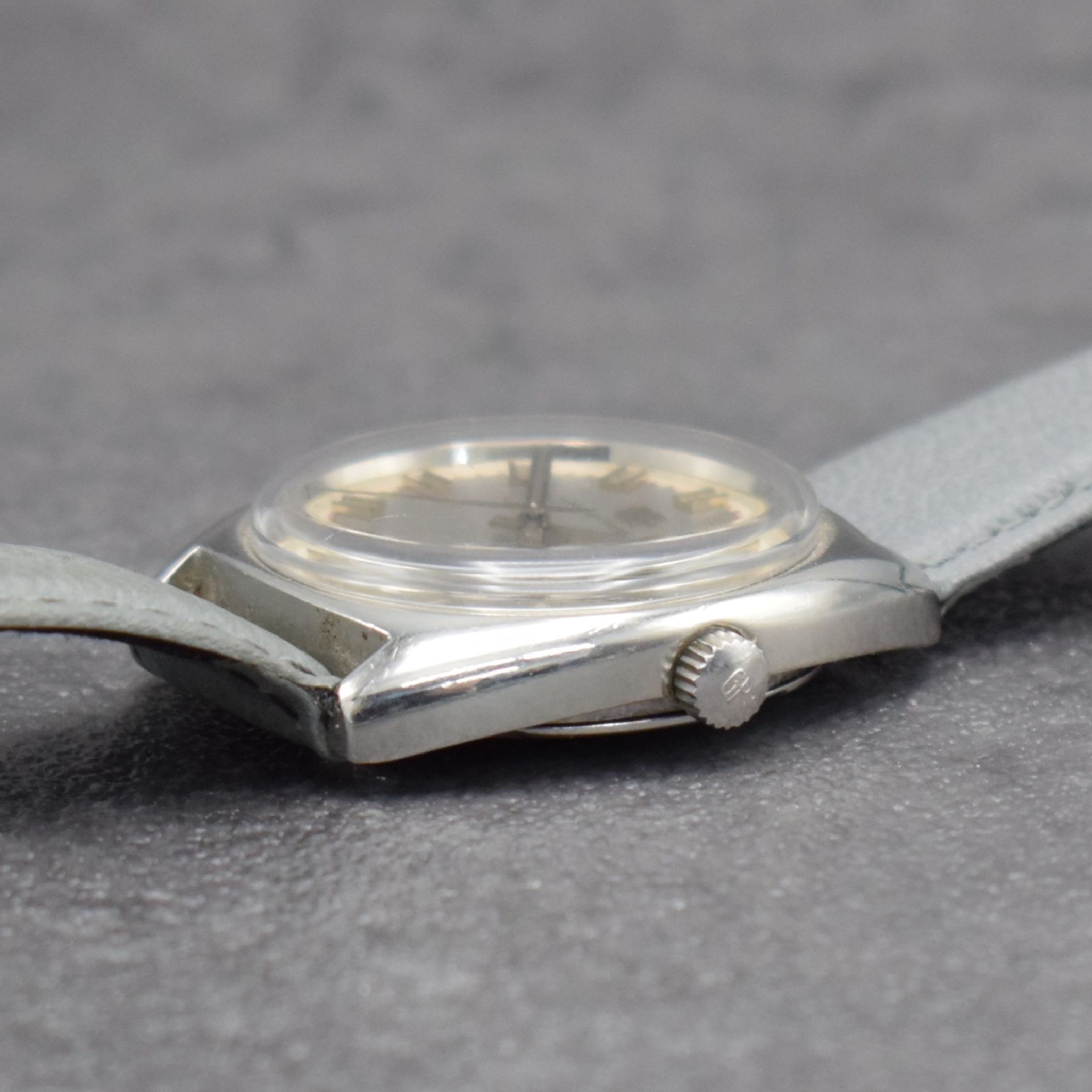 Detail c: 3 Herrenarmbanduhren BULOVA, GIRARD PERREGAUX & JAZ, Schweiz/Frankreich um 1970, 1) in Edelstahl, Accutron m. Stimmgabelschwinger, Kal. 2181, blaues ...