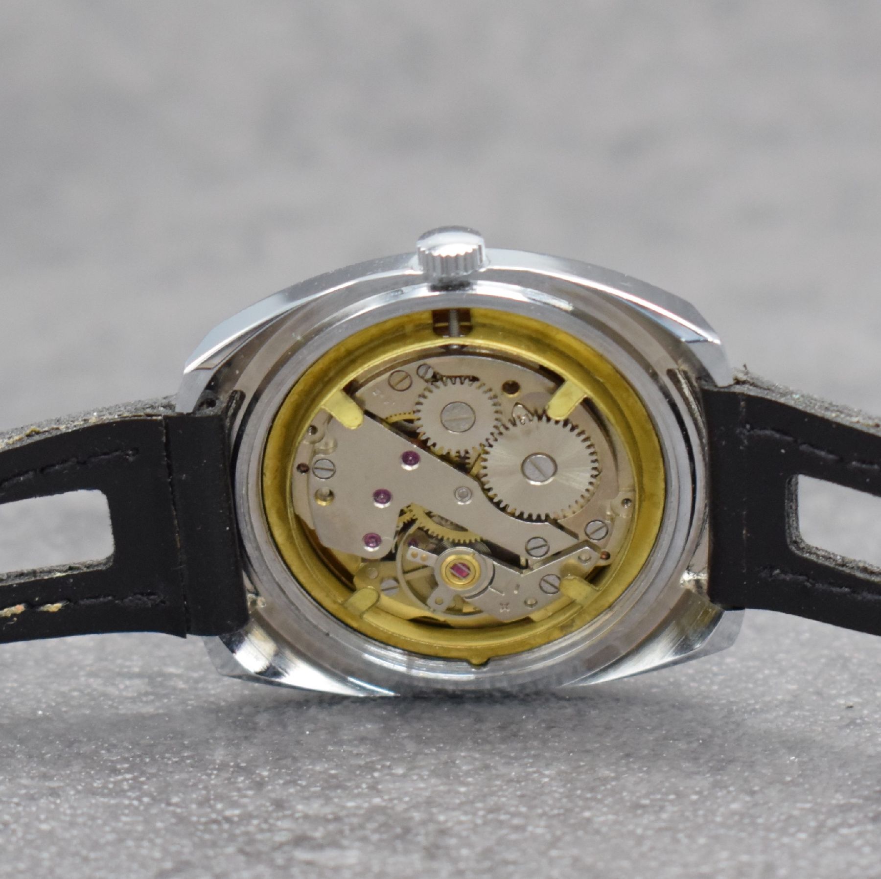 Detail k: 3 Herrenarmbanduhren BULOVA, GIRARD PERREGAUX & JAZ, Schweiz/Frankreich um 1970, 1) in Edelstahl, Accutron m. Stimmgabelschwinger, Kal. 2181, blaues ...