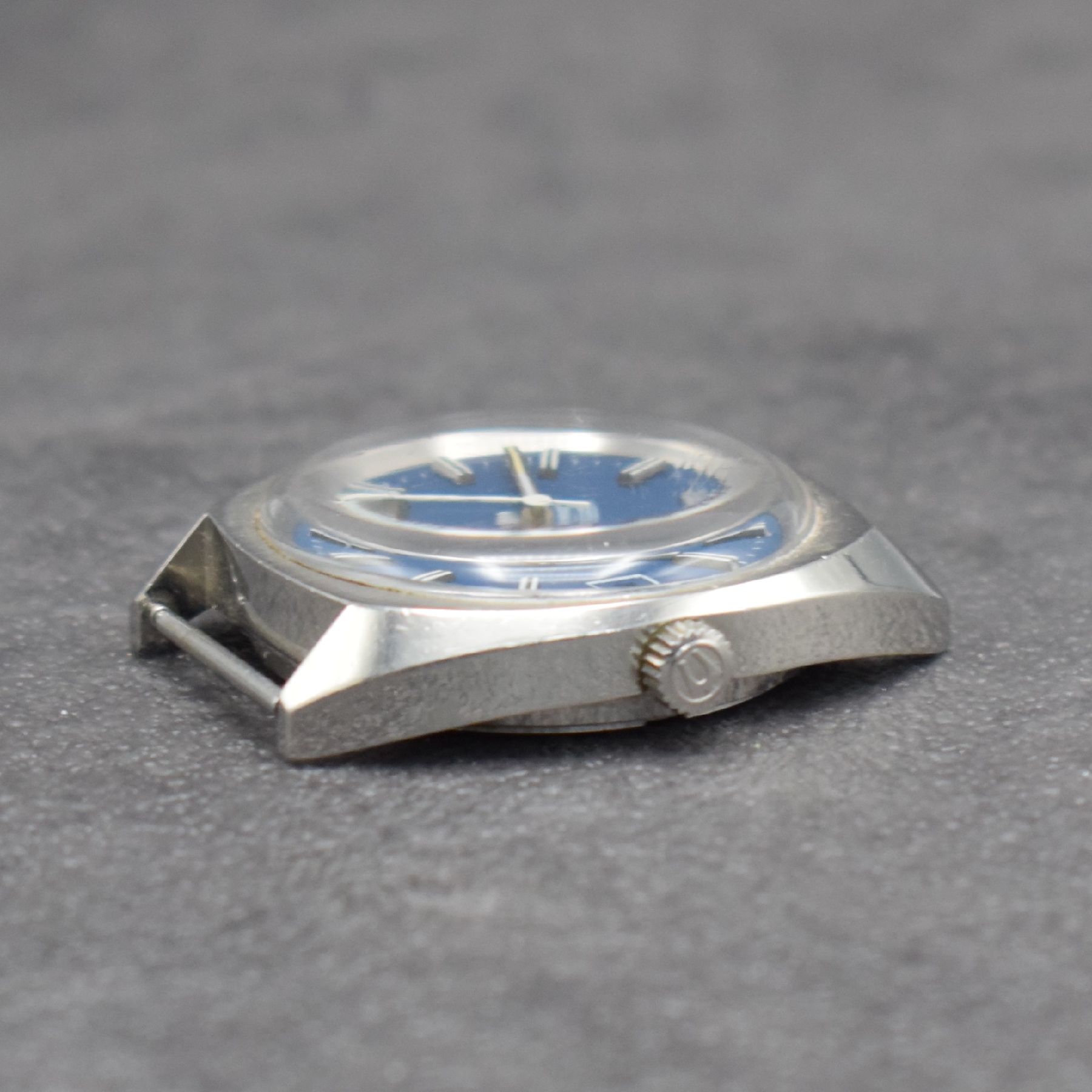 Detail m: 3 Herrenarmbanduhren BULOVA, GIRARD PERREGAUX & JAZ, Schweiz/Frankreich um 1970, 1) in Edelstahl, Accutron m. Stimmgabelschwinger, Kal. 2181, blaues ...