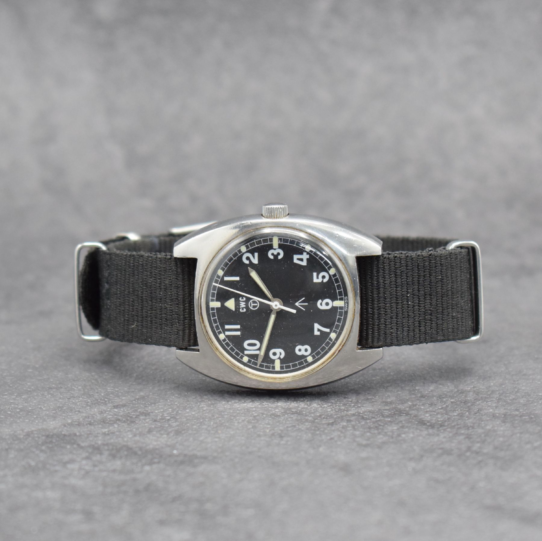 CWC militärische Armbanduhr der britischen Armee, Schweiz um 1979, Handaufzug, Edelstahl-Stülpgeh. m. entspr. Gravur rücks., schwarzes Zifferbl. ...