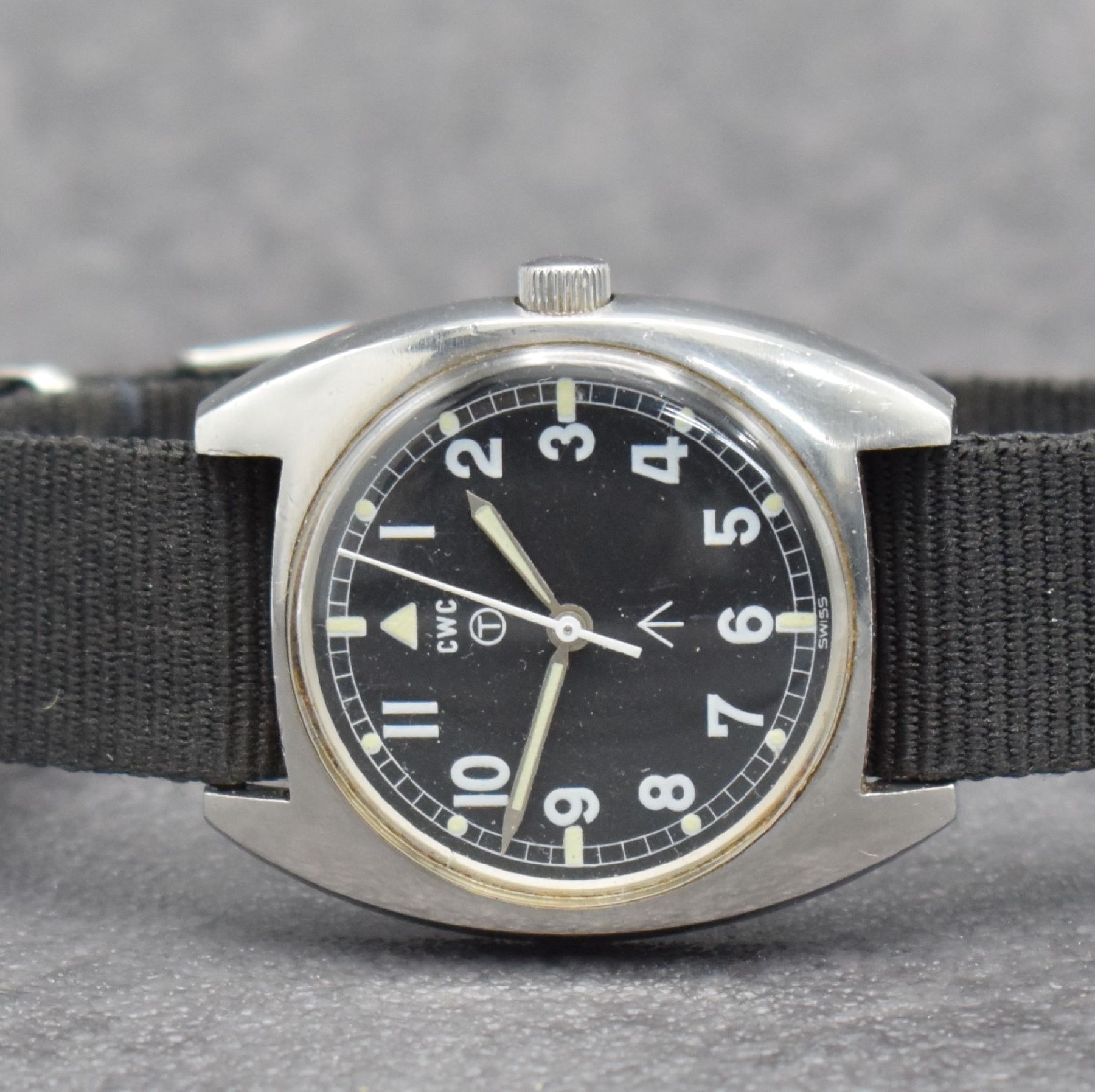 Detail a: CWC militärische Armbanduhr der britischen Armee, Schweiz um 1979, Handaufzug, Edelstahl-Stülpgeh. m. entspr. Gravur rücks., schwarzes Zifferbl. ...