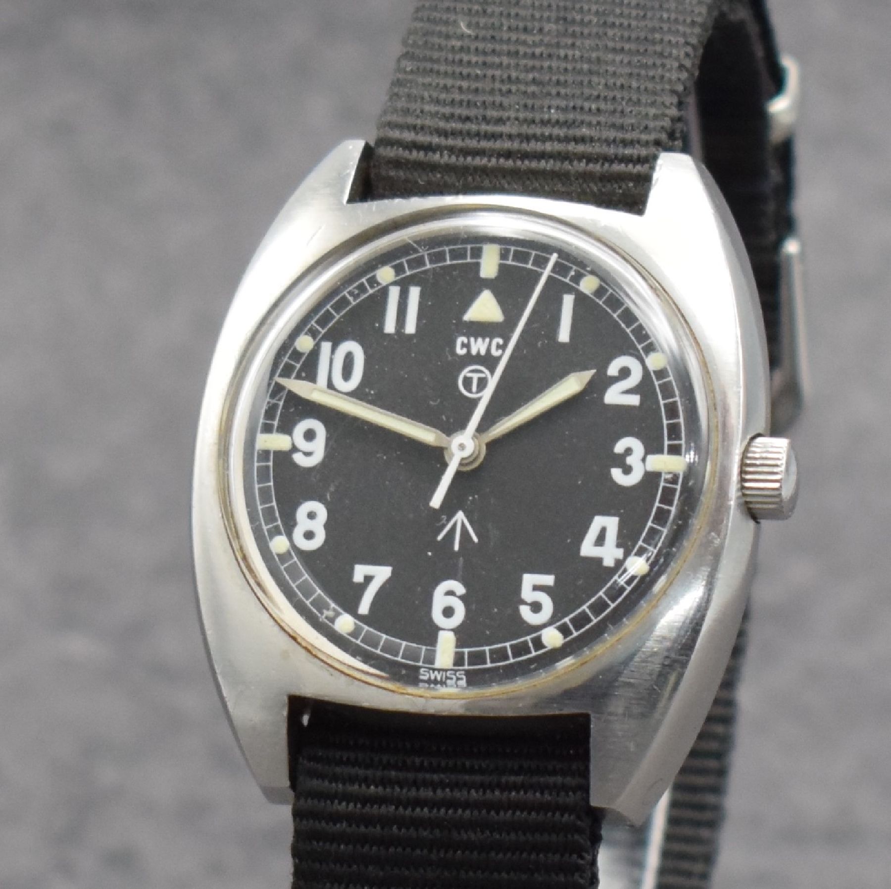 Detail c: CWC militärische Armbanduhr der britischen Armee, Schweiz um 1979, Handaufzug, Edelstahl-Stülpgeh. m. entspr. Gravur rücks., schwarzes Zifferbl. ...