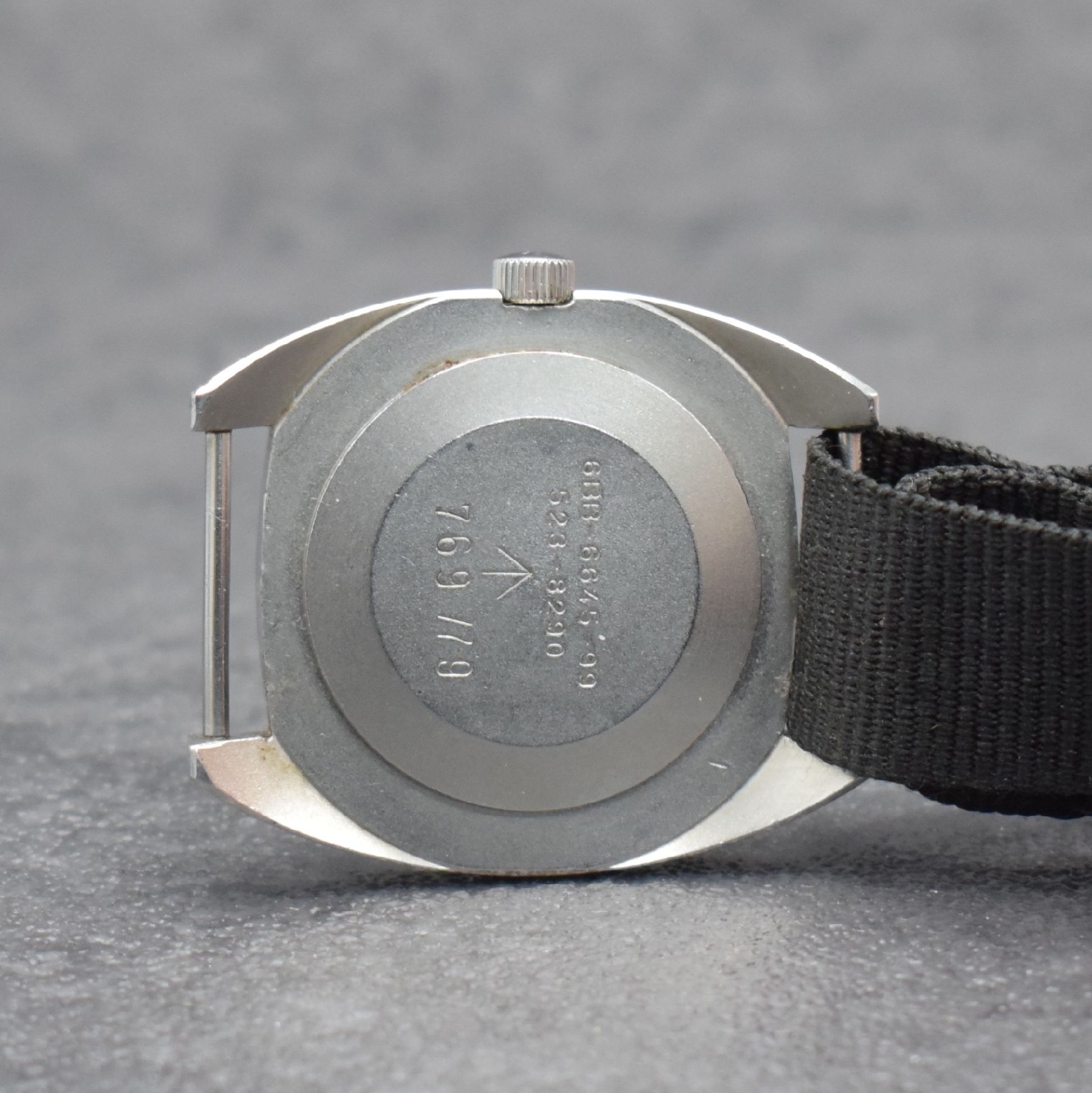 Detail d: CWC militärische Armbanduhr der britischen Armee, Schweiz um 1979, Handaufzug, Edelstahl-Stülpgeh. m. entspr. Gravur rücks., schwarzes Zifferbl. ...