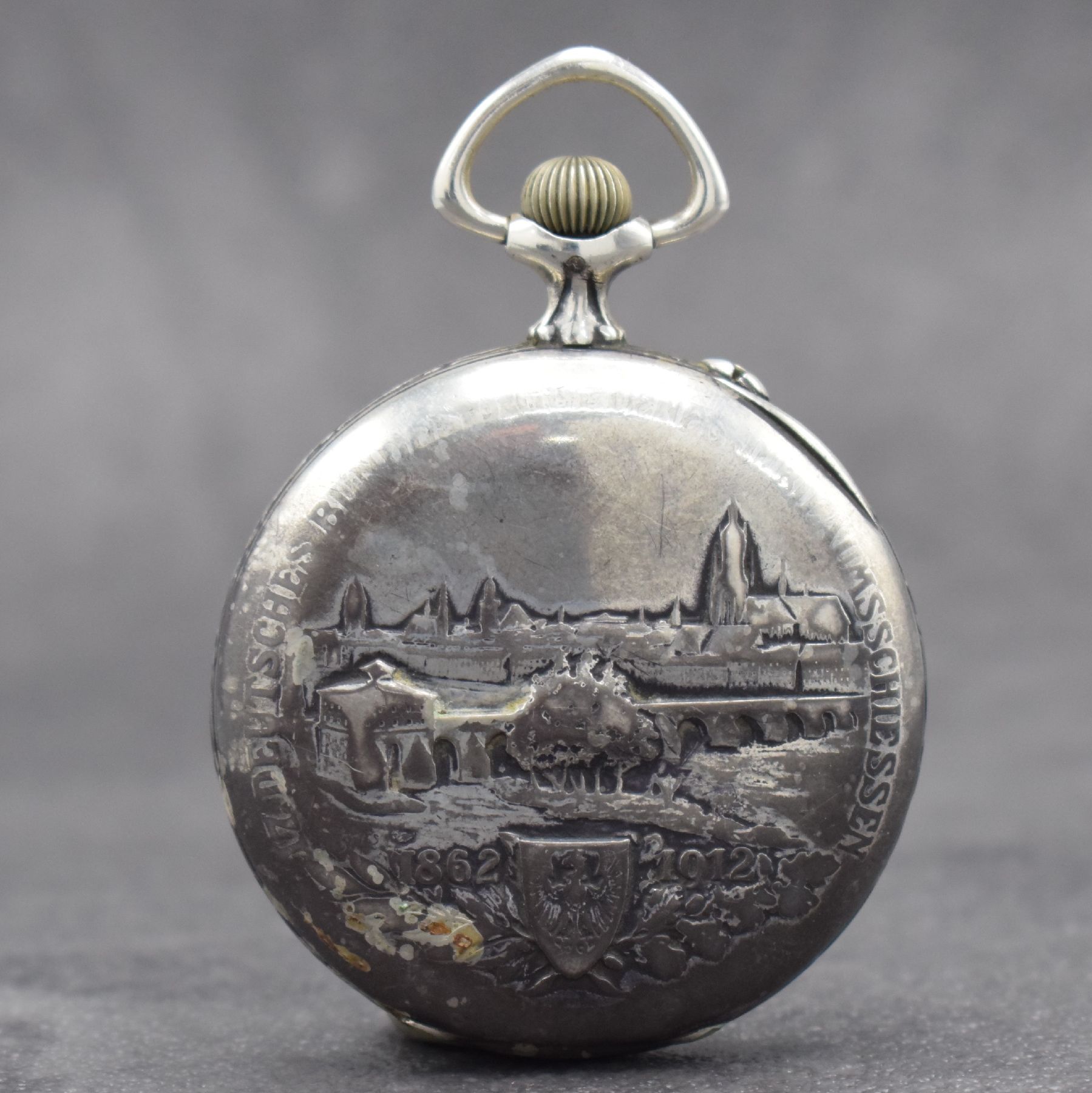 Detail b: IWC Frankfurter Schützentaschenuhr in Silber, Schweiz um 1911, aufw. Gehäuse m. rücks. Relief-Darstellung & entspr. Beschriftung (stark ...