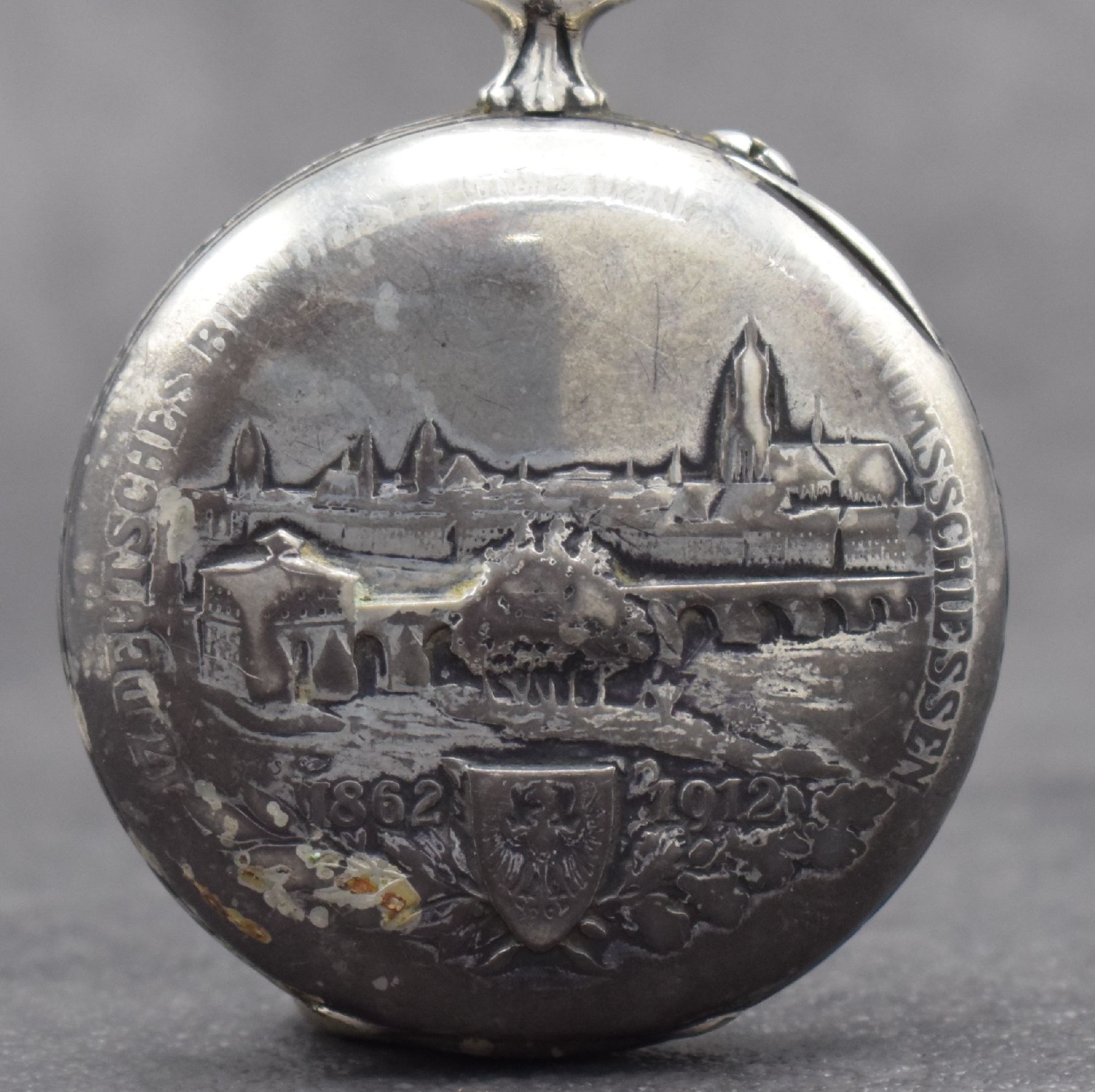 Detail c: IWC Frankfurter Schützentaschenuhr in Silber, Schweiz um 1911, aufw. Gehäuse m. rücks. Relief-Darstellung & entspr. Beschriftung (stark ...