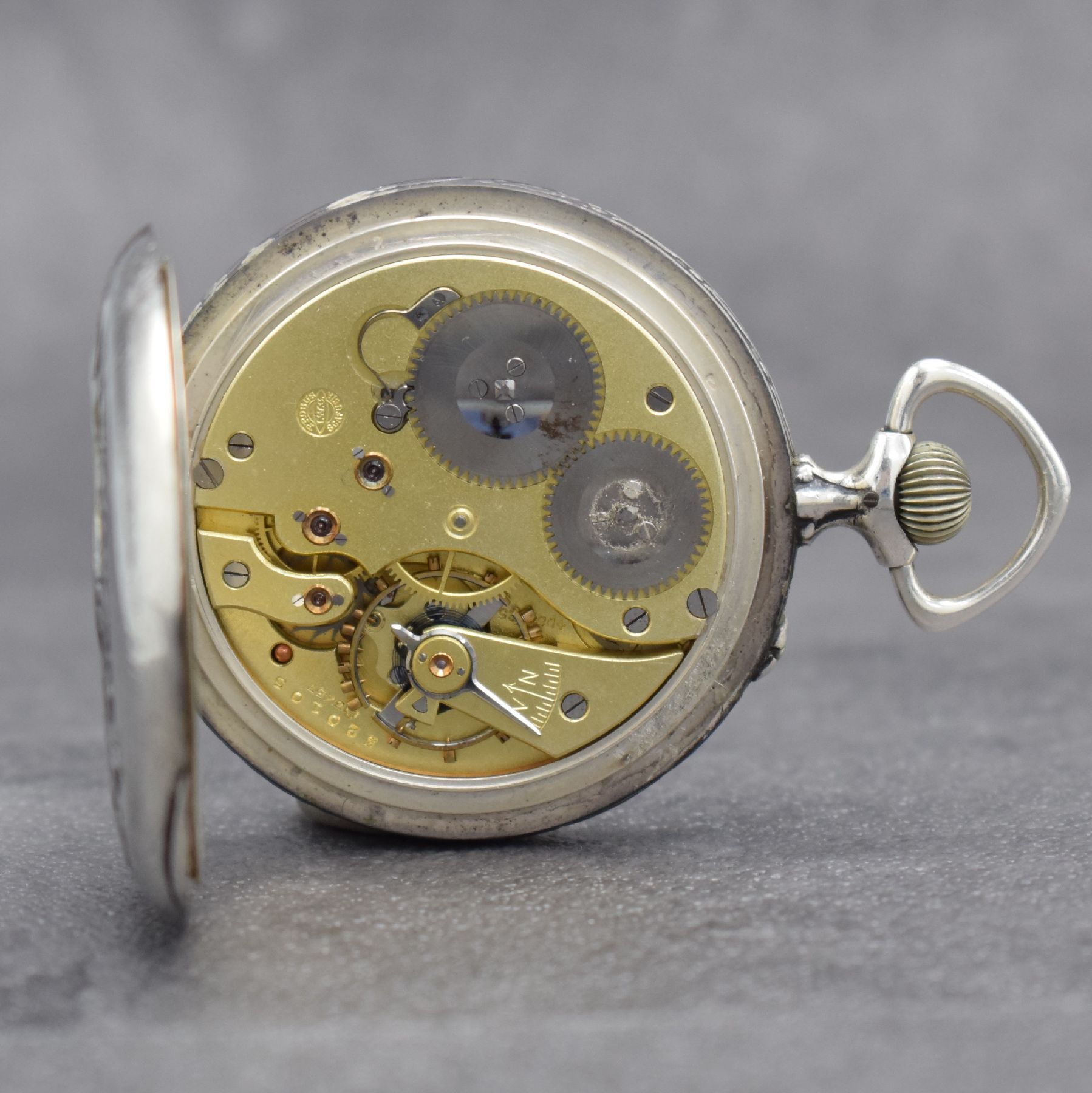Detail d: IWC Frankfurter Schützentaschenuhr in Silber, Schweiz um 1911, aufw. Gehäuse m. rücks. Relief-Darstellung & entspr. Beschriftung (stark ...