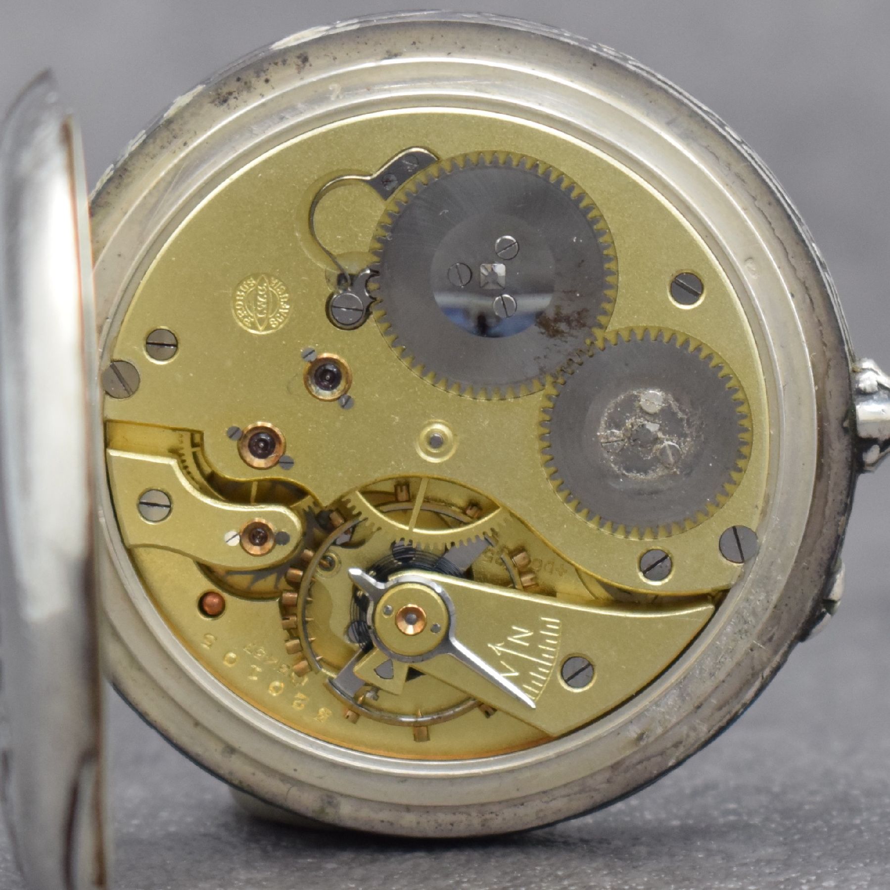 Detail e: IWC Frankfurter Schützentaschenuhr in Silber, Schweiz um 1911, aufw. Gehäuse m. rücks. Relief-Darstellung & entspr. Beschriftung (stark ...