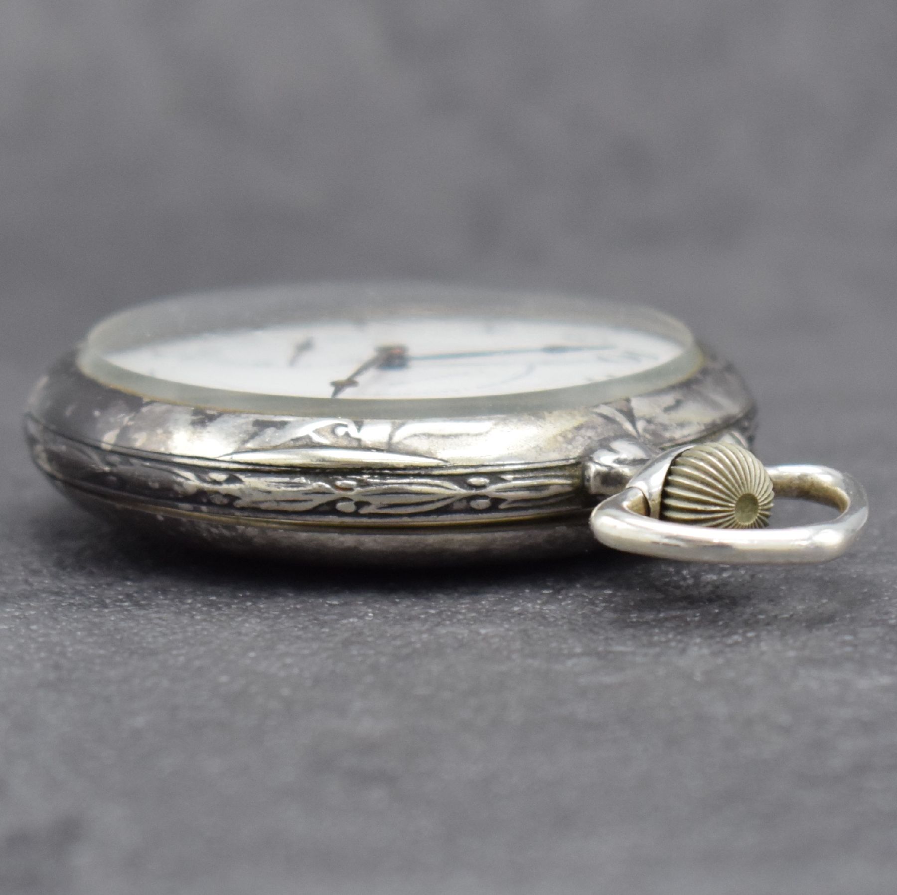 Detail f: IWC Frankfurter Schützentaschenuhr in Silber, Schweiz um 1911, aufw. Gehäuse m. rücks. Relief-Darstellung & entspr. Beschriftung (stark ...